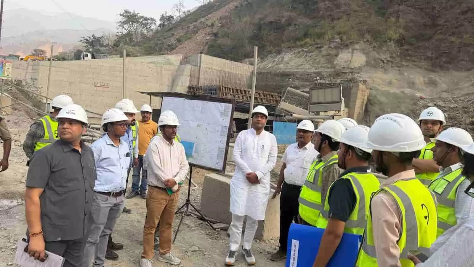 उत्तराखंड में निर्माणाधीन लखवार बांध परियोजना का निरीक्षण करते राजस्थान के जल संसाधन मंत्री सुरेश सिंह रावत। उत्तराखंड में निर्माणाधीन लखवार बांध परियोजना का निरीक्षण करते राजस्थान के जल संसाधन मंत्री सुरेश सिंह रावत।