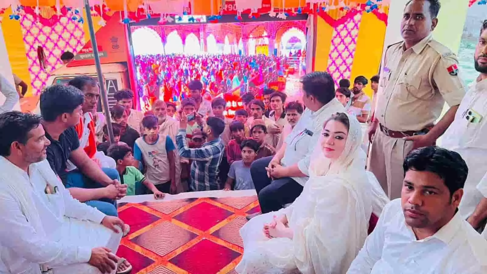 ग्राम रथ अभियान के दौरान मंच पर बैठीं विधायक नौक्षम चौधरी और उपस्थित ग्रामीण जनसमूह। ग्राम रथ अभियान के दौरान मंच पर बैठीं विधायक नौक्षम चौधरी और उपस्थित ग्रामीण जनसमूह।