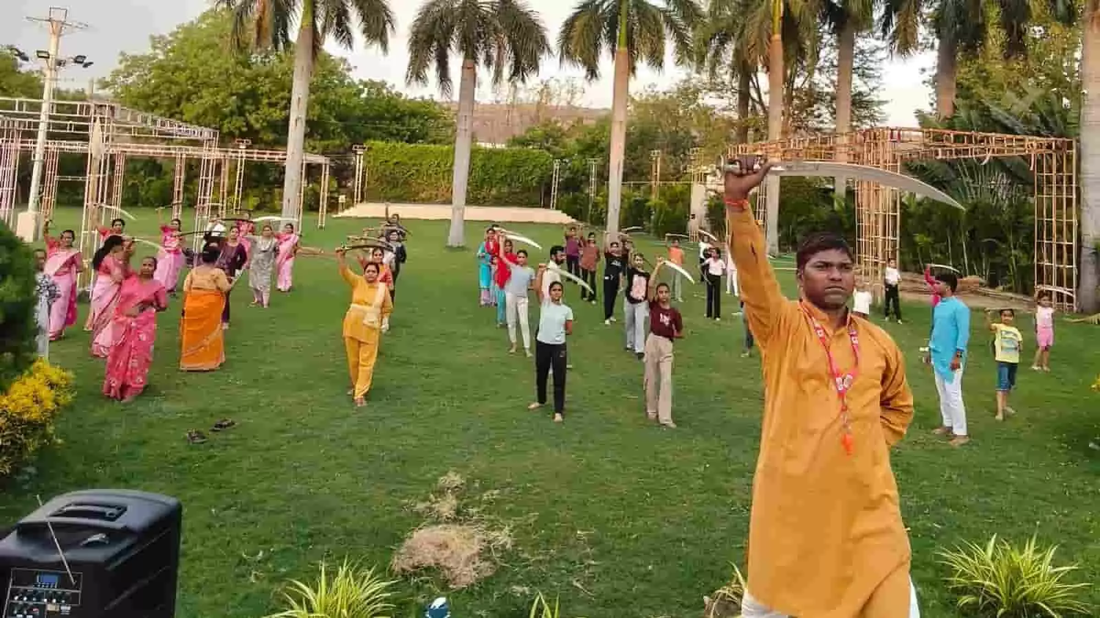 उदयपुर के गणगौर गार्डन में तलवार लेकर आत्मरक्षा का अभ्यास करतीं महिलाएं और बालिकाएं। उदयपुर के गणगौर गार्डन में तलवार लेकर आत्मरक्षा का अभ्यास करतीं महिलाएं और बालिकाएं।