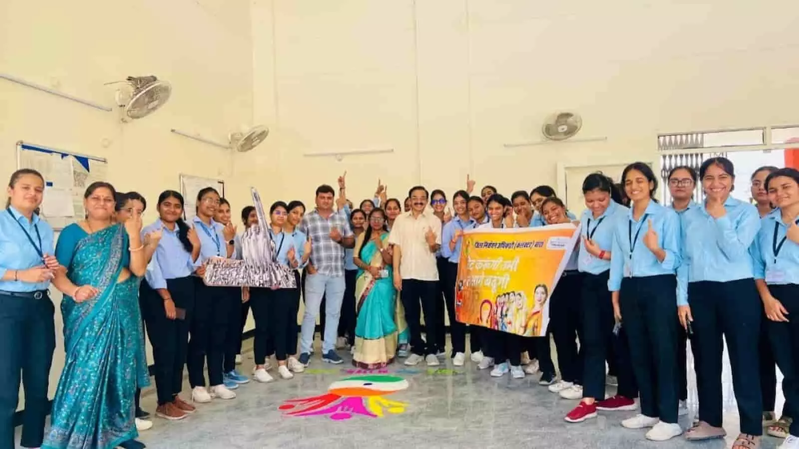 बारां में ग्राम रथ अभियान कार्यक्रम के दौरान बैनर के साथ खड़े लोग जन-जागरूकता फैलाते हुए। बारां में ग्राम रथ अभियान कार्यक्रम के दौरान बैनर के साथ खड़े लोग जन-जागरूकता फैलाते हुए।