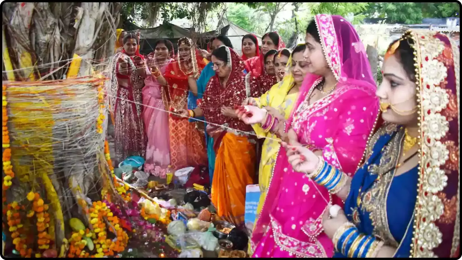 बरगद के पेड़ के चारों ओर सूत बांधती महिलाएं वट सावित्री व्रत की पूजा के संदर्भ में। बरगद के पेड़ के चारों ओर सूत बांधती महिलाएं वट सावित्री व्रत की पूजा के संदर्भ में।