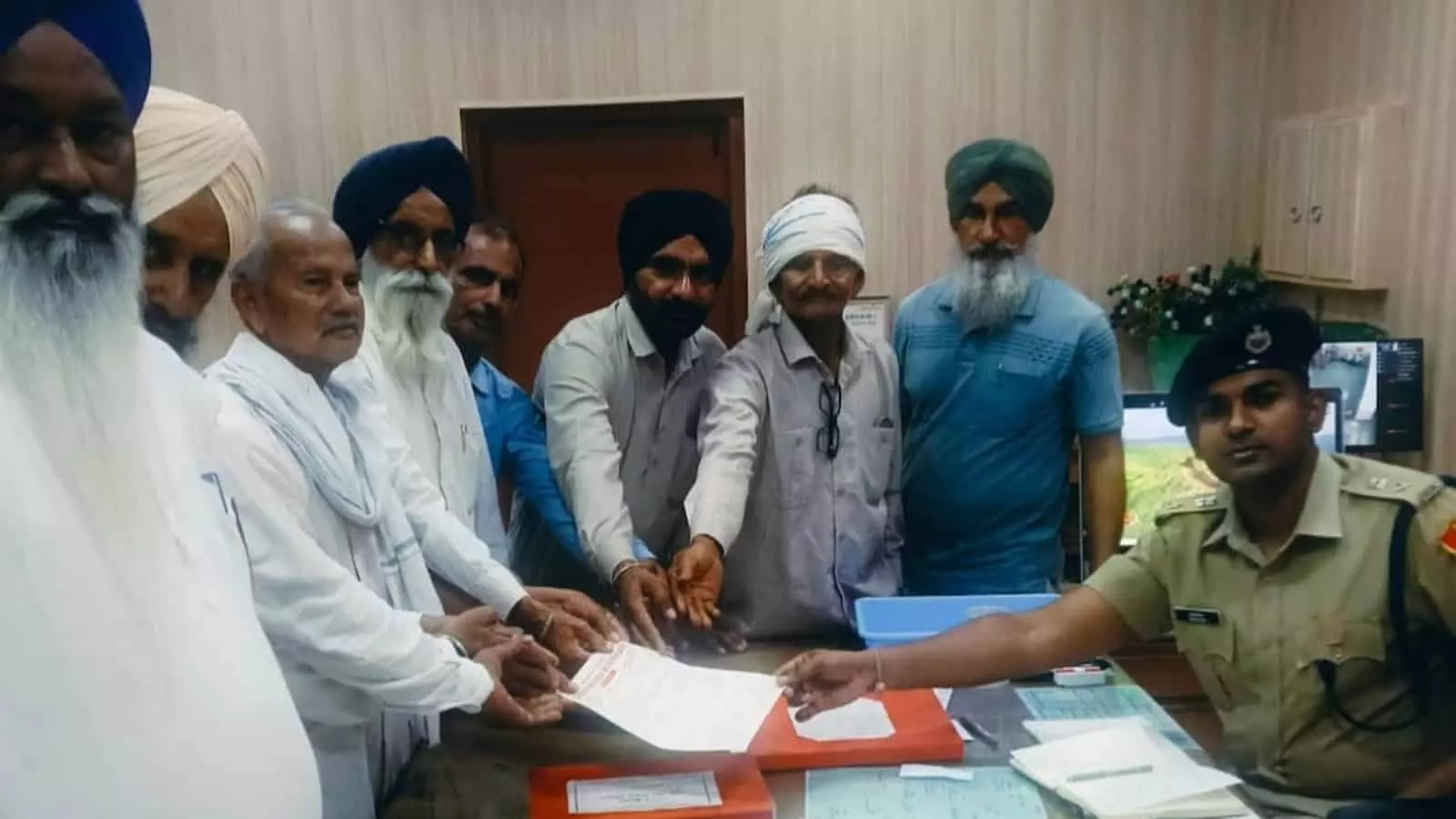 बारां में किसान समूह पुलिस अधीक्षक को जमीन पैमाइश और चौकी निर्माण संबंधी ज्ञापन सौंपते हुए। बारां में किसान समूह पुलिस अधीक्षक को जमीन पैमाइश और चौकी निर्माण संबंधी ज्ञापन सौंपते हुए।