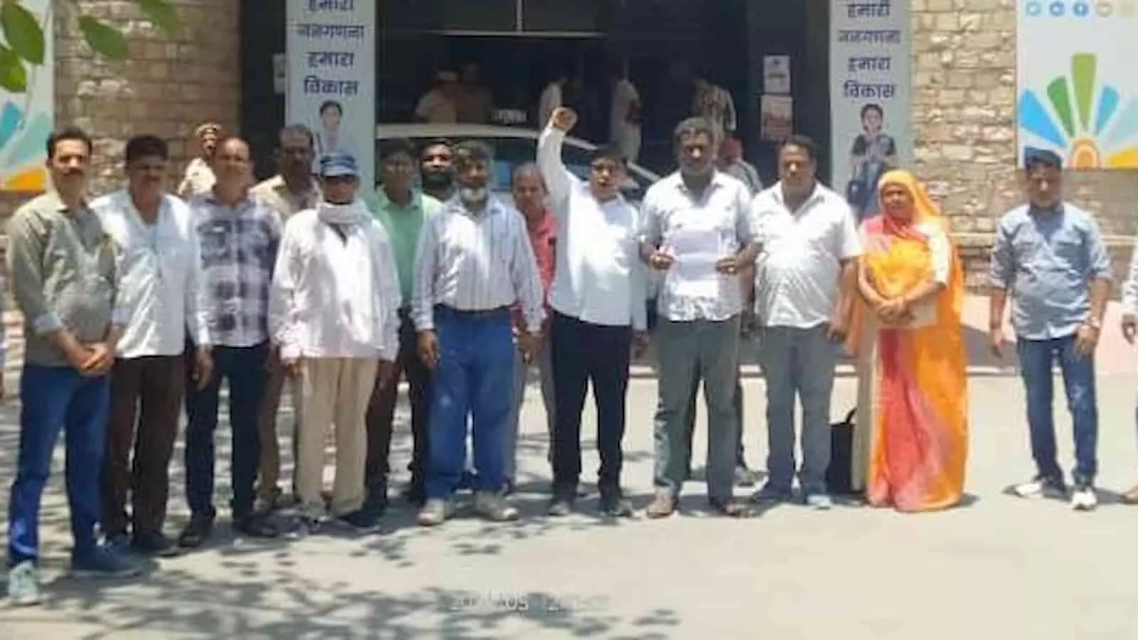 चित्तौड़गढ़ कलेक्ट्रेट के बाहर प्रदर्शन के दौरान ज्ञापन की प्रति लिए खड़े ट्रेड यूनियन के सदस्य। चित्तौड़गढ़ कलेक्ट्रेट के बाहर प्रदर्शन के दौरान ज्ञापन की प्रति लिए खड़े ट्रेड यूनियन के सदस्य।