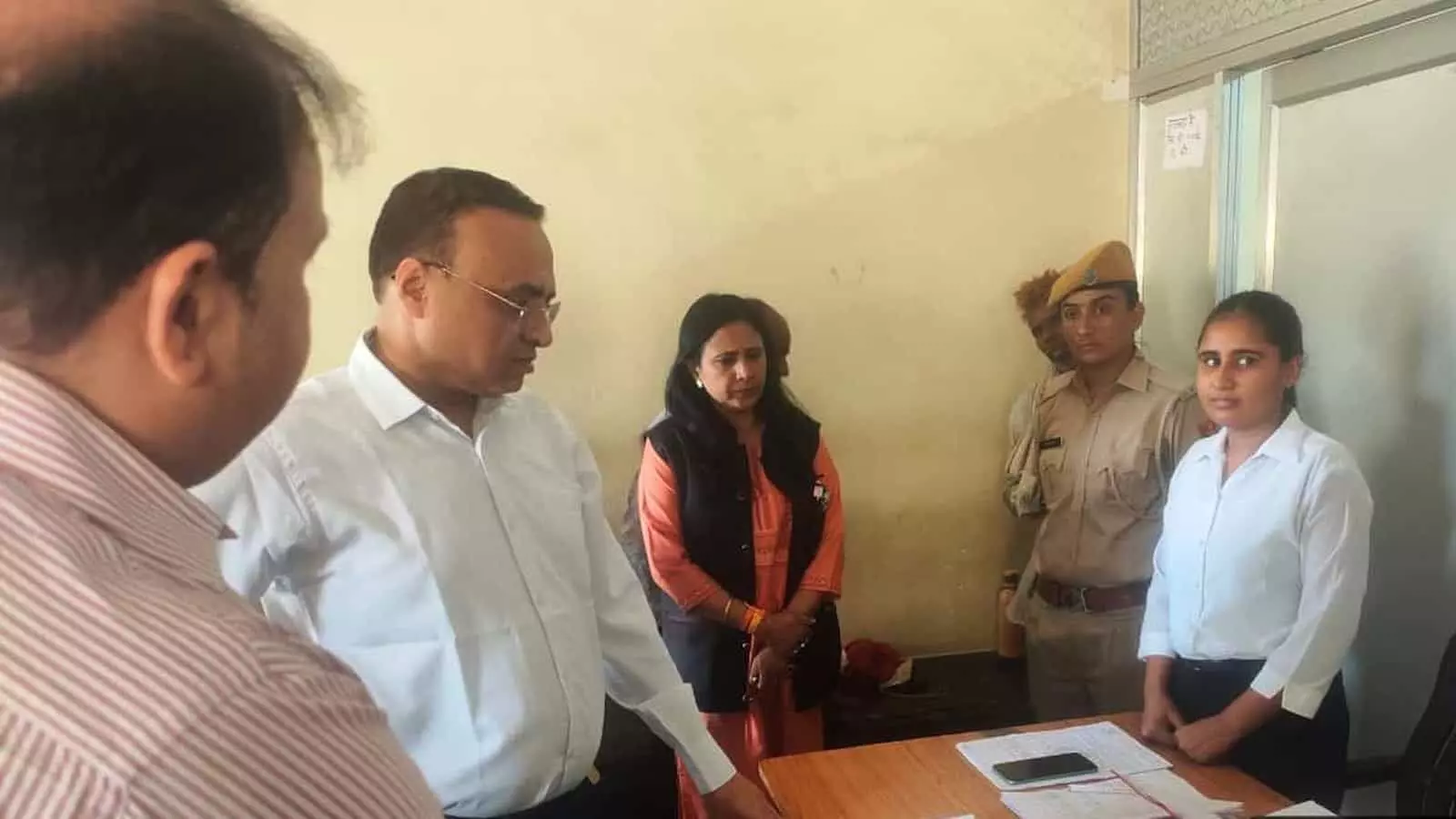 जिला कारागृह में विधिक सहायता रजिस्टर की जांच करते सचिव सुनील कुमार गोयल और जेल अधिकारी। जिला कारागृह में विधिक सहायता रजिस्टर की जांच करते सचिव सुनील कुमार गोयल और जेल अधिकारी।