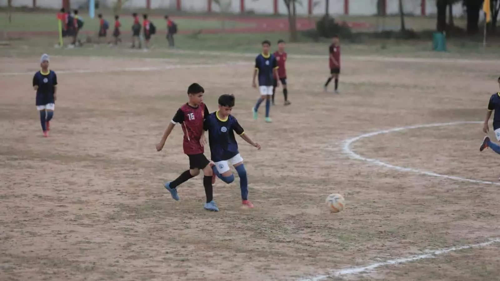 सैनिक स्कूल चित्तौड़गढ़ के मैदान पर फुटबॉल मैच के दौरान मुकाबला करते दो खिलाड़ी। सैनिक स्कूल चित्तौड़गढ़ के मैदान पर फुटबॉल मैच के दौरान मुकाबला करते दो खिलाड़ी।
