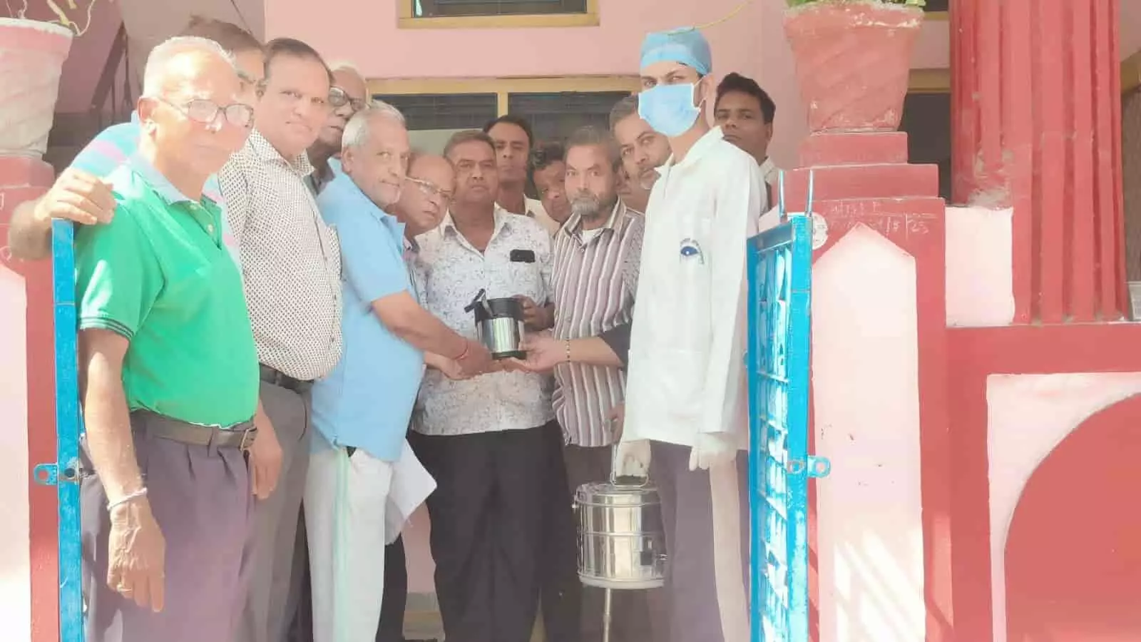 चित्तौड़गढ़ में महावीर इंटरनेशनल के सदस्य और चिकित्सा कर्मी दिवंगत व्यक्ति का नेत्रदान संपन्न करते हुए। चित्तौड़गढ़ में महावीर इंटरनेशनल के सदस्य और चिकित्सा कर्मी दिवंगत व्यक्ति का नेत्रदान संपन्न करते हुए।