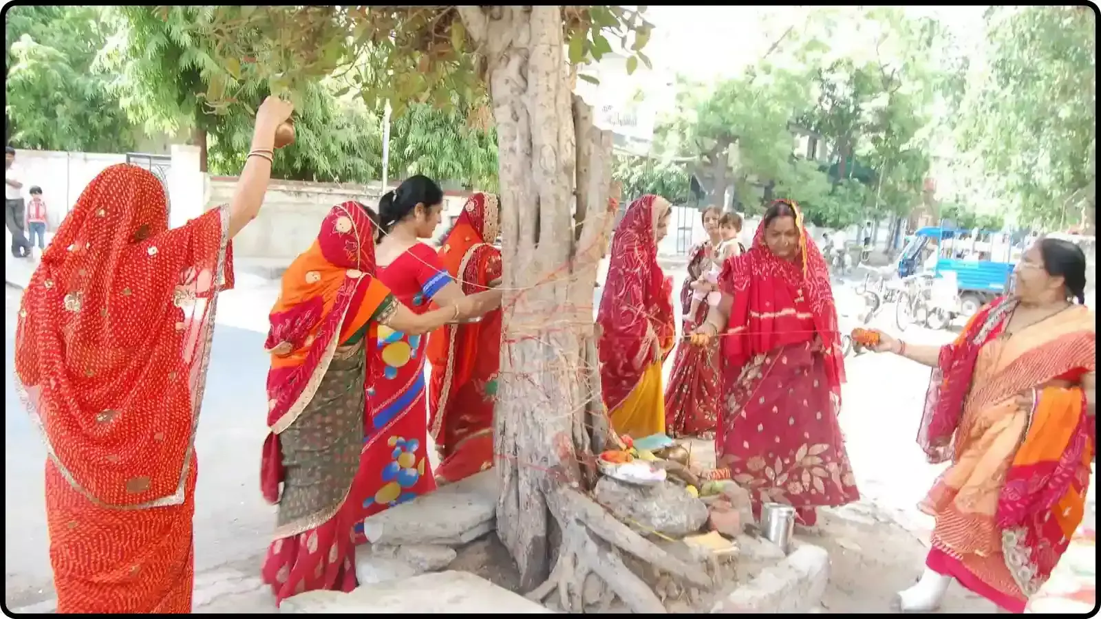 बरगद के पेड़ की परिक्रमा करती महिलाएं वट सावित्री व्रत की पारंपरिक कथा और पूजा के संदर्भ में। बरगद के पेड़ की परिक्रमा करती महिलाएं वट सावित्री व्रत की पारंपरिक कथा और पूजा के संदर्भ में।