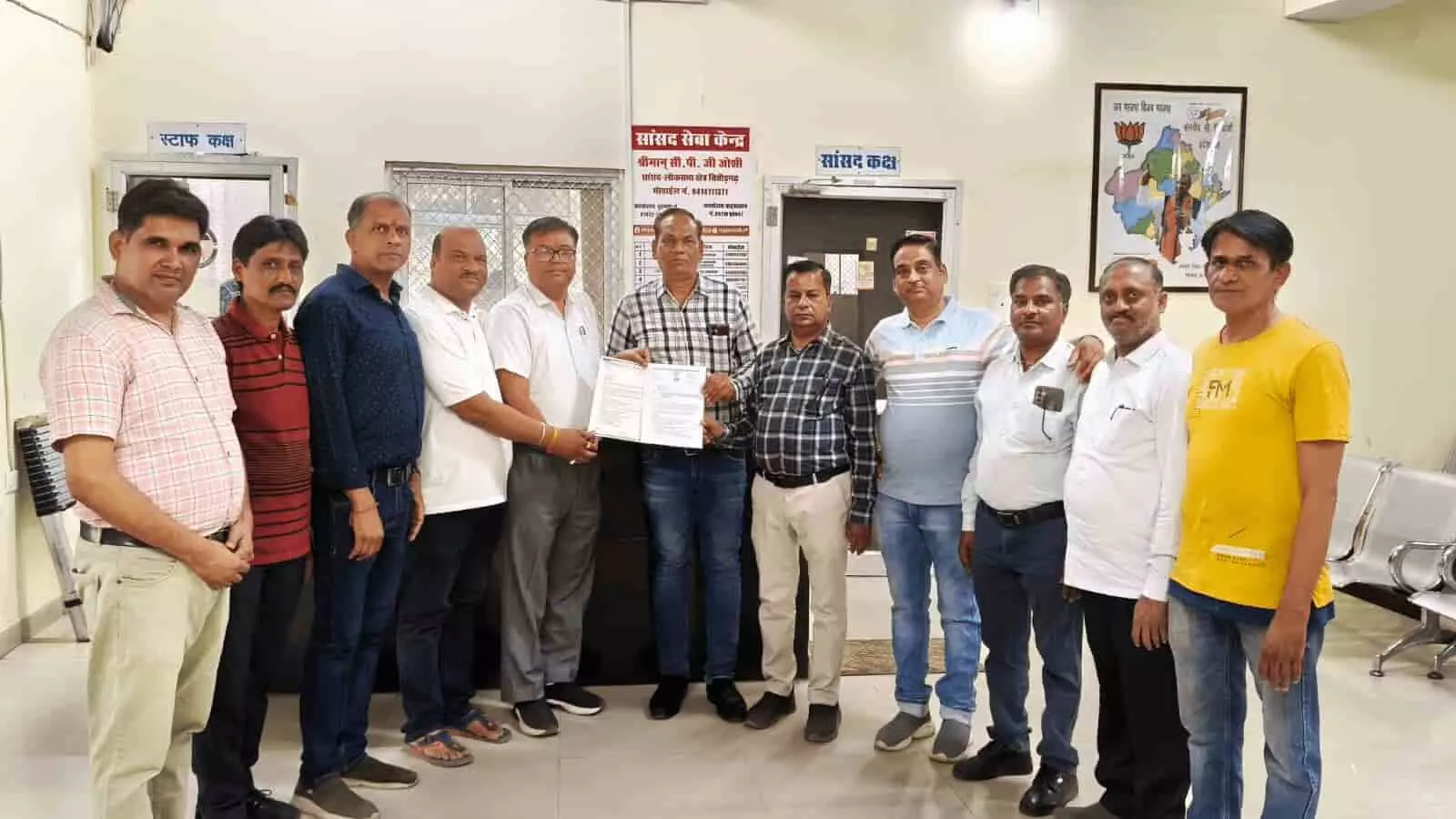 चित्तौड़गढ़ सांसद कार्यालय में ज्ञापन सौंपते जिला केमिस्ट एसोसिएशन के सदस्य ऑनलाइन फार्मेसी विरोध संदर्भ में। चित्तौड़गढ़ सांसद कार्यालय में ज्ञापन सौंपते जिला केमिस्ट एसोसिएशन के सदस्य ऑनलाइन फार्मेसी विरोध संदर्भ में।