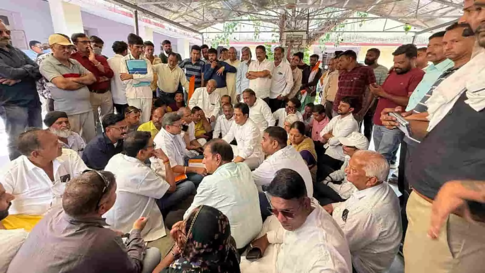 ब्यावर के राजकीय अमृतकौर अस्पताल परिसर में प्रशासनिक अधिकारियों के साथ वार्ता करते कांग्रेस कार्यकर्ता और स्थानीय नागरिक। ब्यावर के राजकीय अमृतकौर अस्पताल परिसर में प्रशासनिक अधिकारियों के साथ वार्ता करते कांग्रेस कार्यकर्ता और स्थानीय नागरिक।
