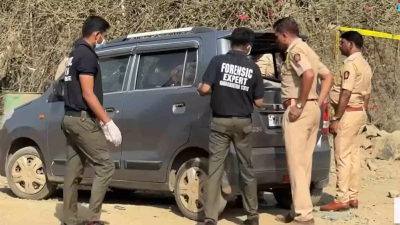 विरार में फॉरेंसिक विशेषज्ञ और पुलिसकर्मी हत्या के मामले में कार की जांच करते हुए। विरार में फॉरेंसिक विशेषज्ञ और पुलिसकर्मी हत्या के मामले में कार की जांच करते हुए।