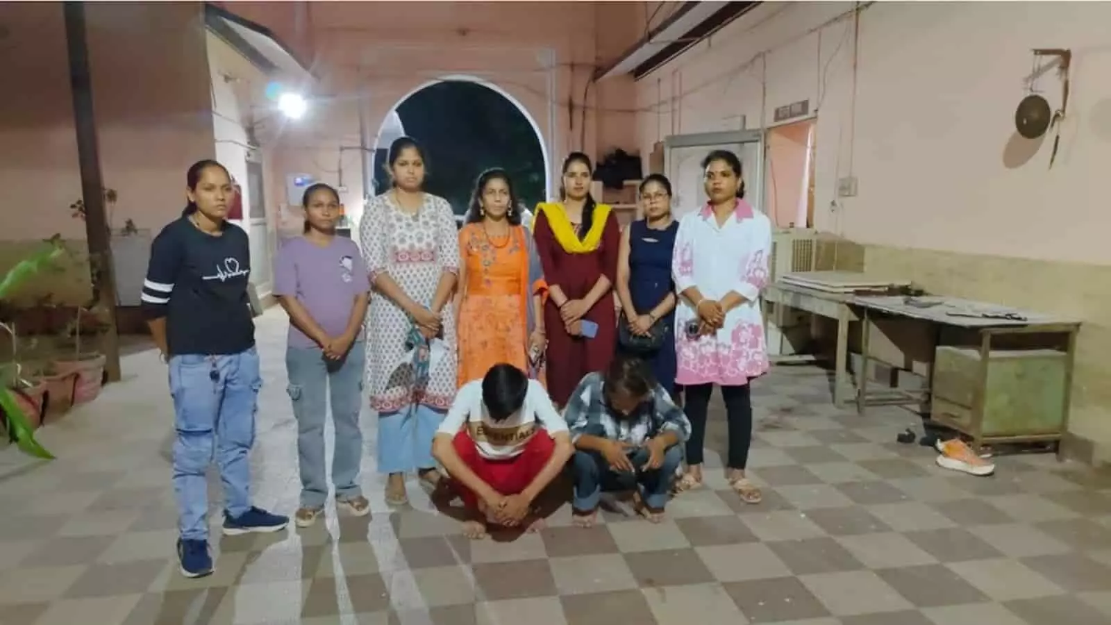 बारां कोतवाली थाने में महिला पुलिस कर्मियों के साथ खड़े गिरफ्तार किए गए दो आरोपी। बारां कोतवाली थाने में महिला पुलिस कर्मियों के साथ खड़े गिरफ्तार किए गए दो आरोपी।