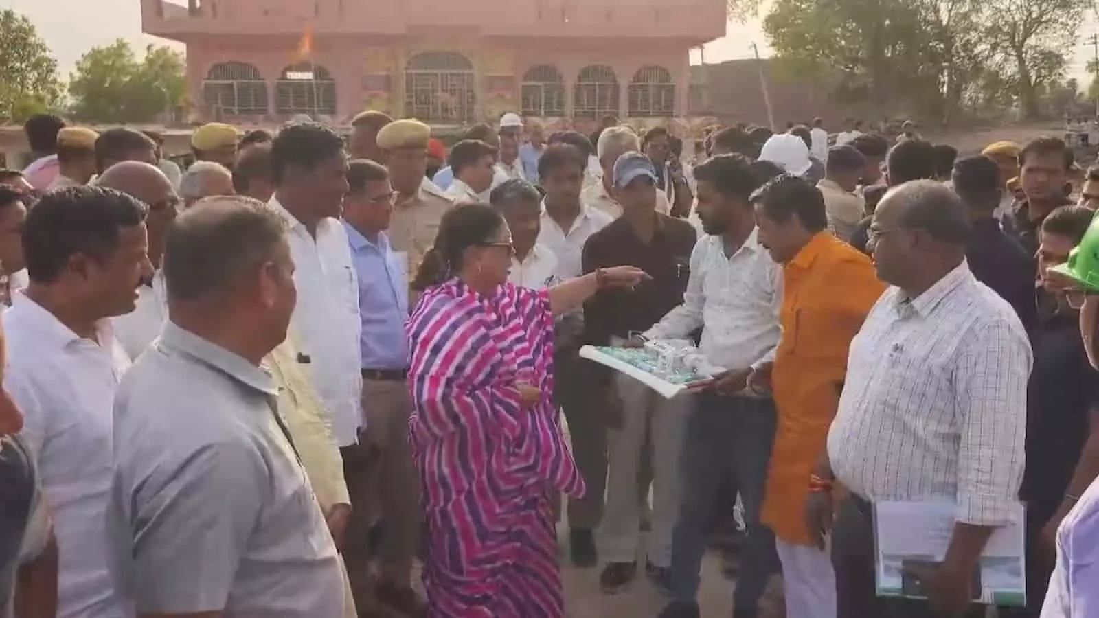 अकावद बांध स्थल पर अधिकारियों को निर्देश देतीं पूर्व मुख्यमंत्री वसुंधरा राजे और साथ खड़े अन्य जनप्रतिनिधि। अकावद बांध स्थल पर अधिकारियों को निर्देश देतीं पूर्व मुख्यमंत्री वसुंधरा राजे और साथ खड़े अन्य जनप्रतिनिधि।