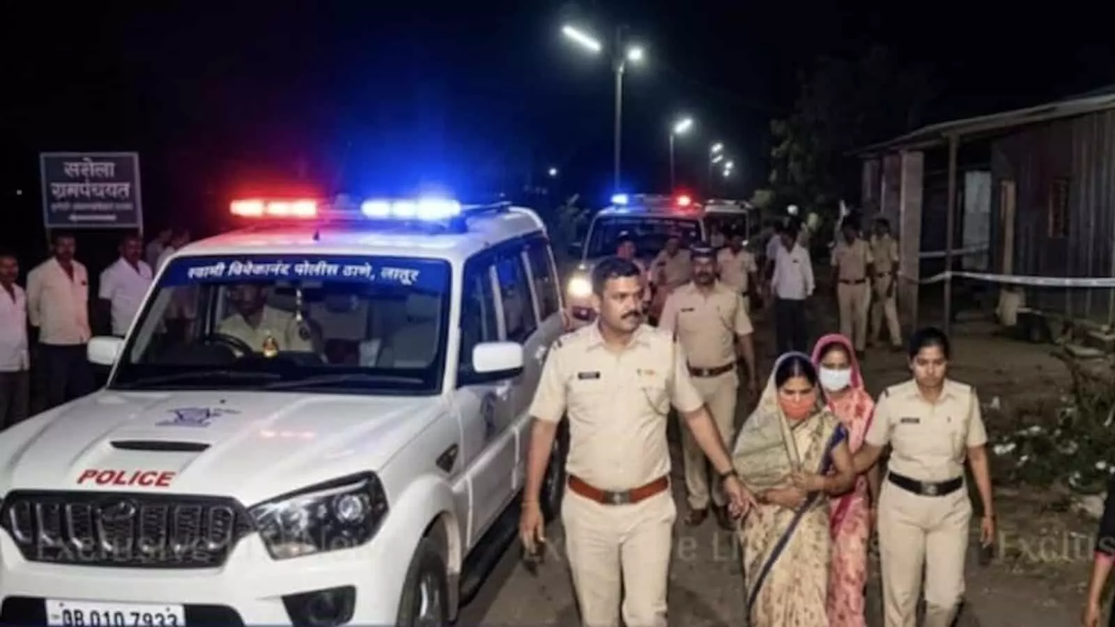 लातूर पुलिस टीम और महिला पुलिसकर्मी आरोपी महिला को पुलिस वाहन के पास ले जाते हुए। लातूर पुलिस टीम और महिला पुलिसकर्मी आरोपी महिला को पुलिस वाहन के पास ले जाते हुए।