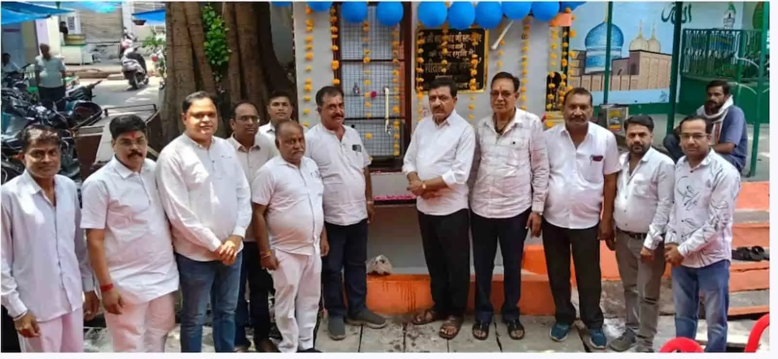 बारां के छोटा सर्राफा बाजार में नवनिर्मित वाटर कूलर के सामने खड़े व्यापारी और मुख्य अतिथि। बारां के छोटा सर्राफा बाजार में नवनिर्मित वाटर कूलर के सामने खड़े व्यापारी और मुख्य अतिथि।
