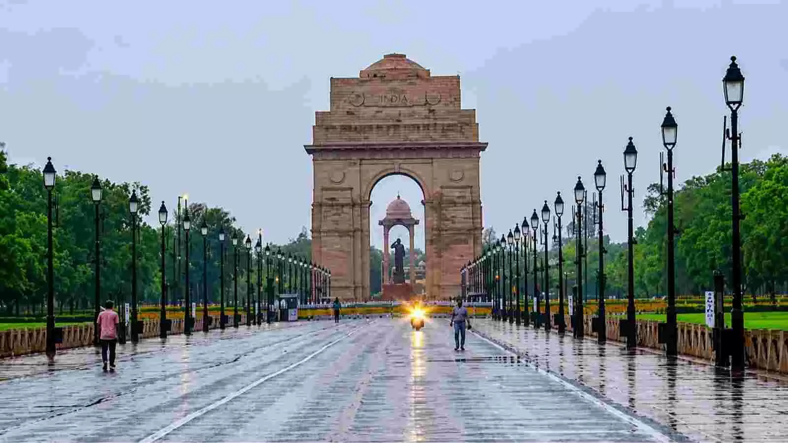 इंडिया गेट दिल्ली का दृश्य जहां हल्की बारिश के बाद सड़कें गीली दिख रही हैं इंडिया गेट दिल्ली का दृश्य जहां हल्की बारिश के बाद सड़कें गीली दिख रही हैं