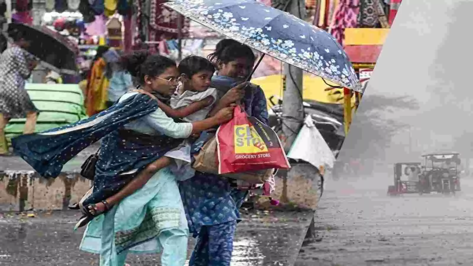 भारी बारिश के बीच छाता लेकर सड़क पार करती महिलाएं और बच्चे जिनका संदर्भ दक्षिण भारत मौसम अलर्ट है। भारी बारिश के बीच छाता लेकर सड़क पार करती महिलाएं और बच्चे जिनका संदर्भ दक्षिण भारत मौसम अलर्ट है।