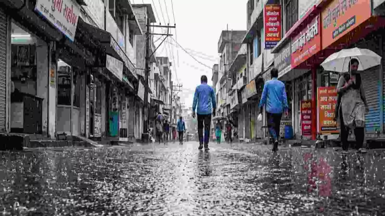 भारी बारिश के दौरान सड़क पर चलते लोग और बारिश की बूंदें साफ़ दिख रही हैं| भारी बारिश के दौरान सड़क पर चलते लोग और बारिश की बूंदें साफ़ दिख रही हैं|