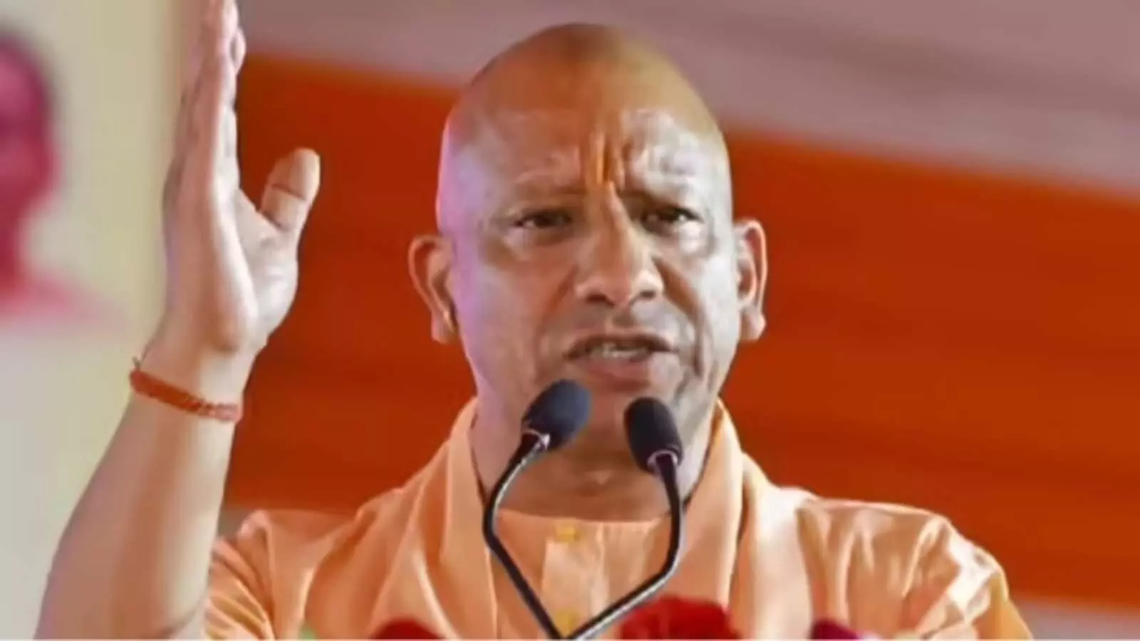 मुख्यमंत्री योगी आदित्यनाथ लखनऊ में एक जनसभा को संबोधित करते हुए हाथ उठाकर निर्देश दे रहे हैं|