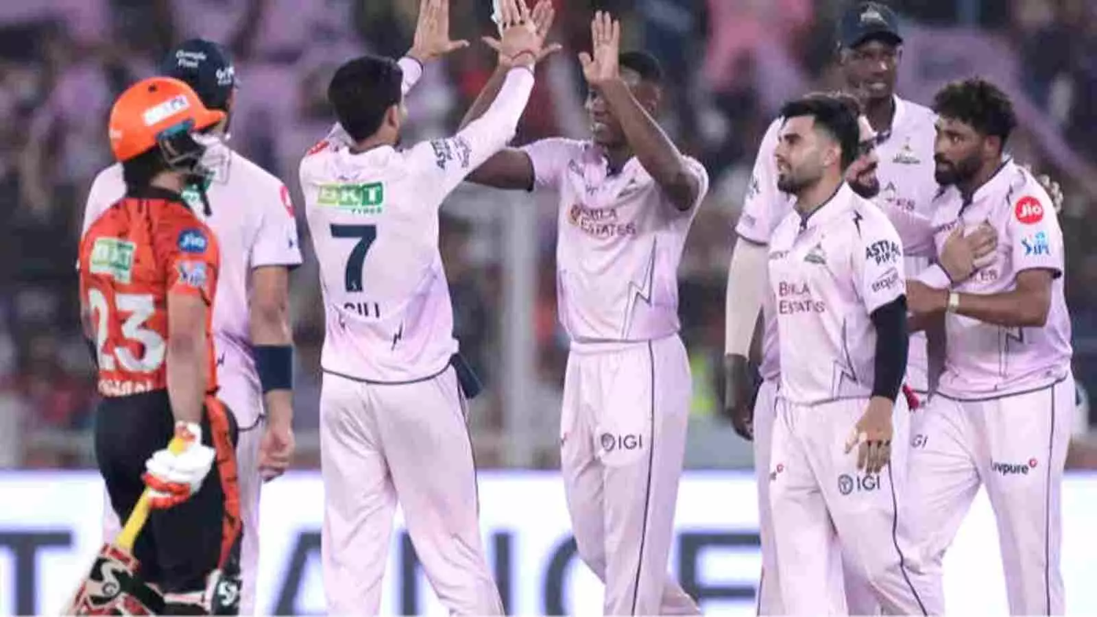 मैदान पर विकेट का जश्न मनाते शुभमन गिल और अन्य गुजरात टाइटंस के खिलाड़ी मैदान पर विकेट का जश्न मनाते शुभमन गिल और अन्य गुजरात टाइटंस के खिलाड़ी