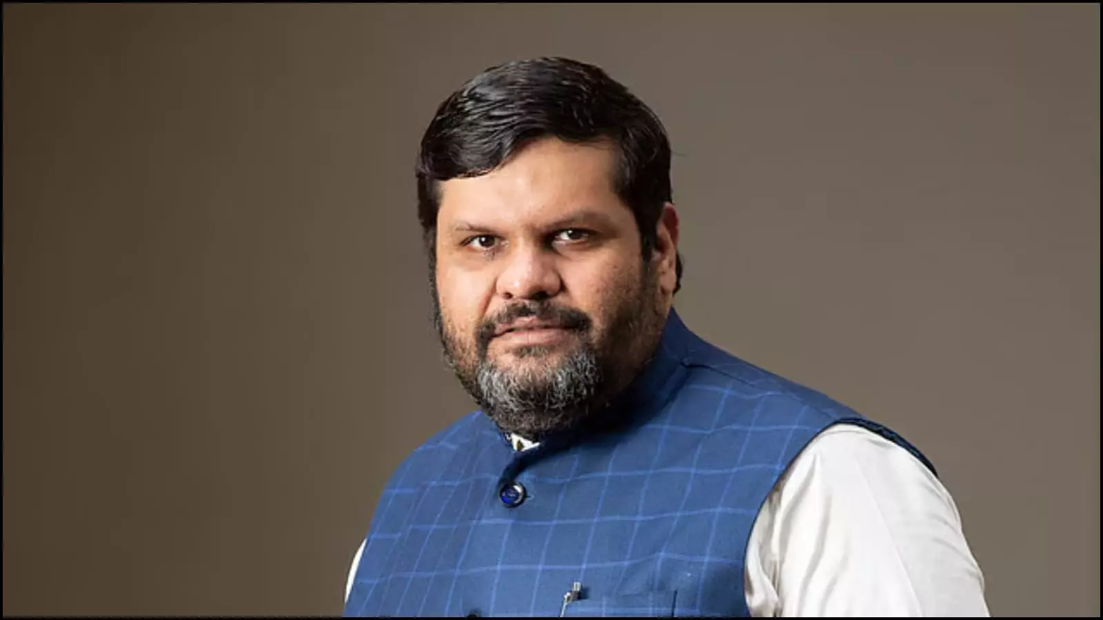 नीले रंग की जैकेट पहने गौरव वल्लभ नई दिल्ली में साक्षात्कार देते हुए।