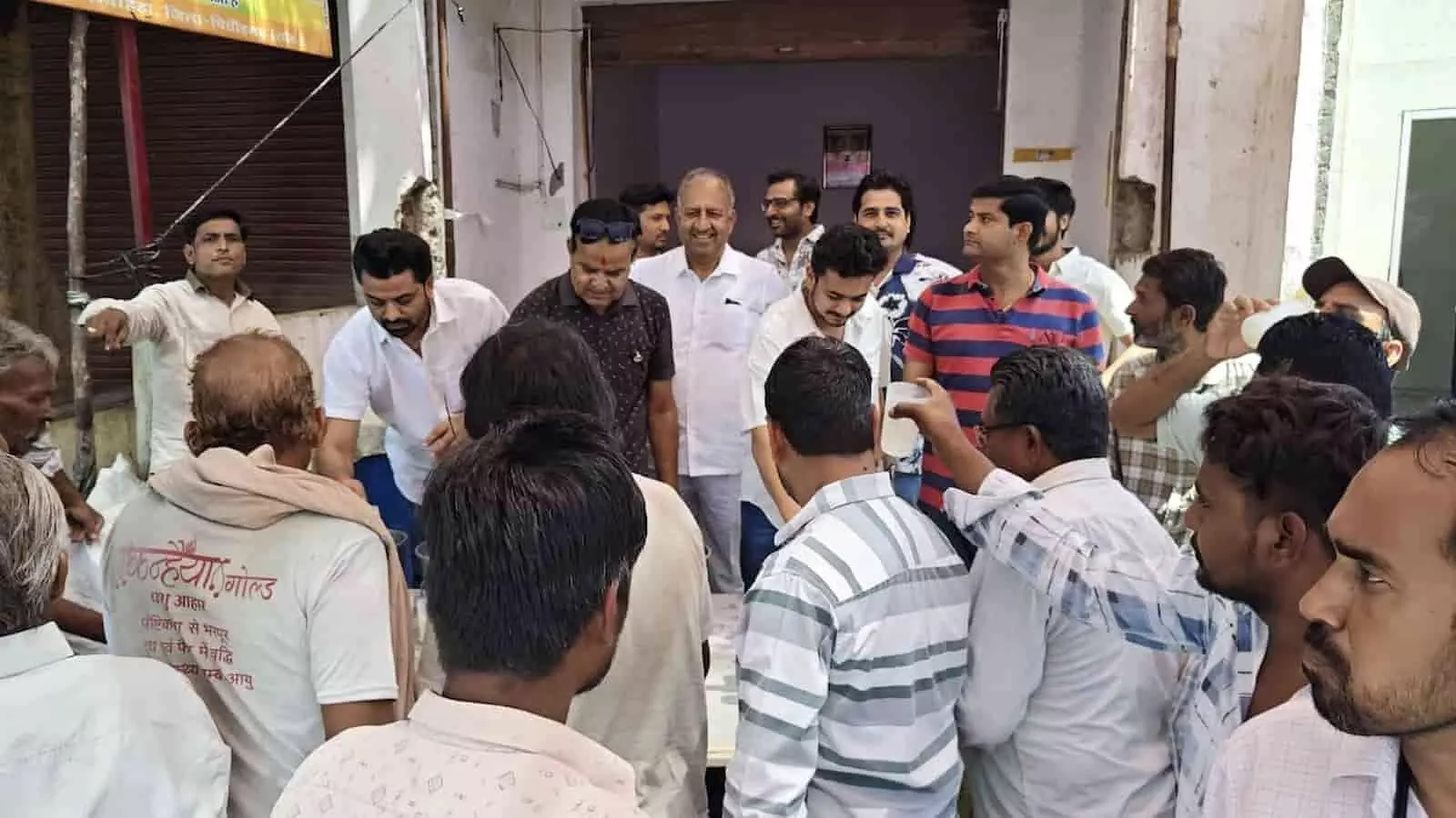 निंबाहेड़ा के मंडी चौराहा पर जैन जागृति सेंटर के कार्यकर्ता राहगीरों को निःशुल्क शीतल छाछ वितरित कर रहे हैं। निंबाहेड़ा के मंडी चौराहा पर जैन जागृति सेंटर के कार्यकर्ता राहगीरों को निःशुल्क शीतल छाछ वितरित कर रहे हैं।