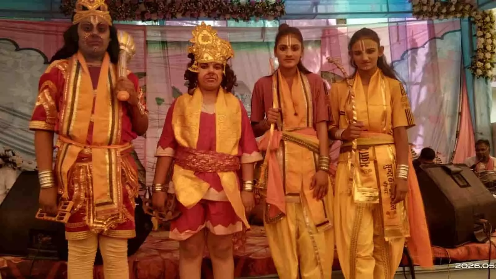 मंच पर भगवान राम लक्ष्मण हनुमान और सुग्रीव की वेशभूषा में सजीव झांकी दिखाते चार कलाकार। मंच पर भगवान राम लक्ष्मण हनुमान और सुग्रीव की वेशभूषा में सजीव झांकी दिखाते चार कलाकार।