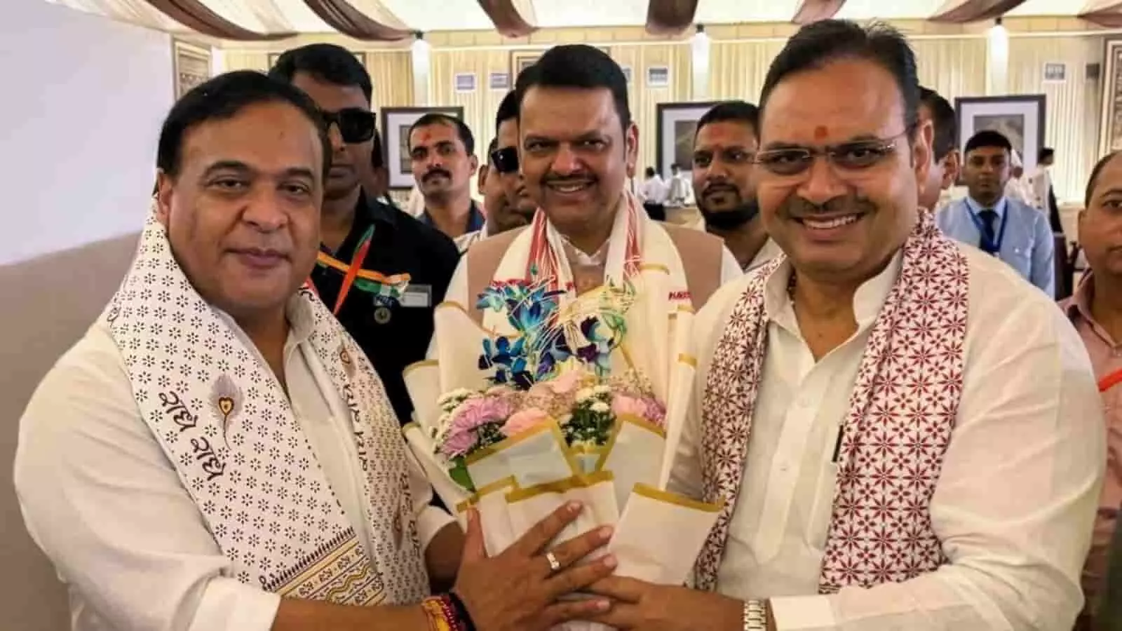 गुवाहाटी में मुख्यमंत्री भजनलाल शर्मा असम के मुख्यमंत्री हिमंत बिस्वा सरमा को पुष्पगुच्छ भेंट कर बधाई देते हुए। गुवाहाटी में मुख्यमंत्री भजनलाल शर्मा असम के मुख्यमंत्री हिमंत बिस्वा सरमा को पुष्पगुच्छ भेंट कर बधाई देते हुए।