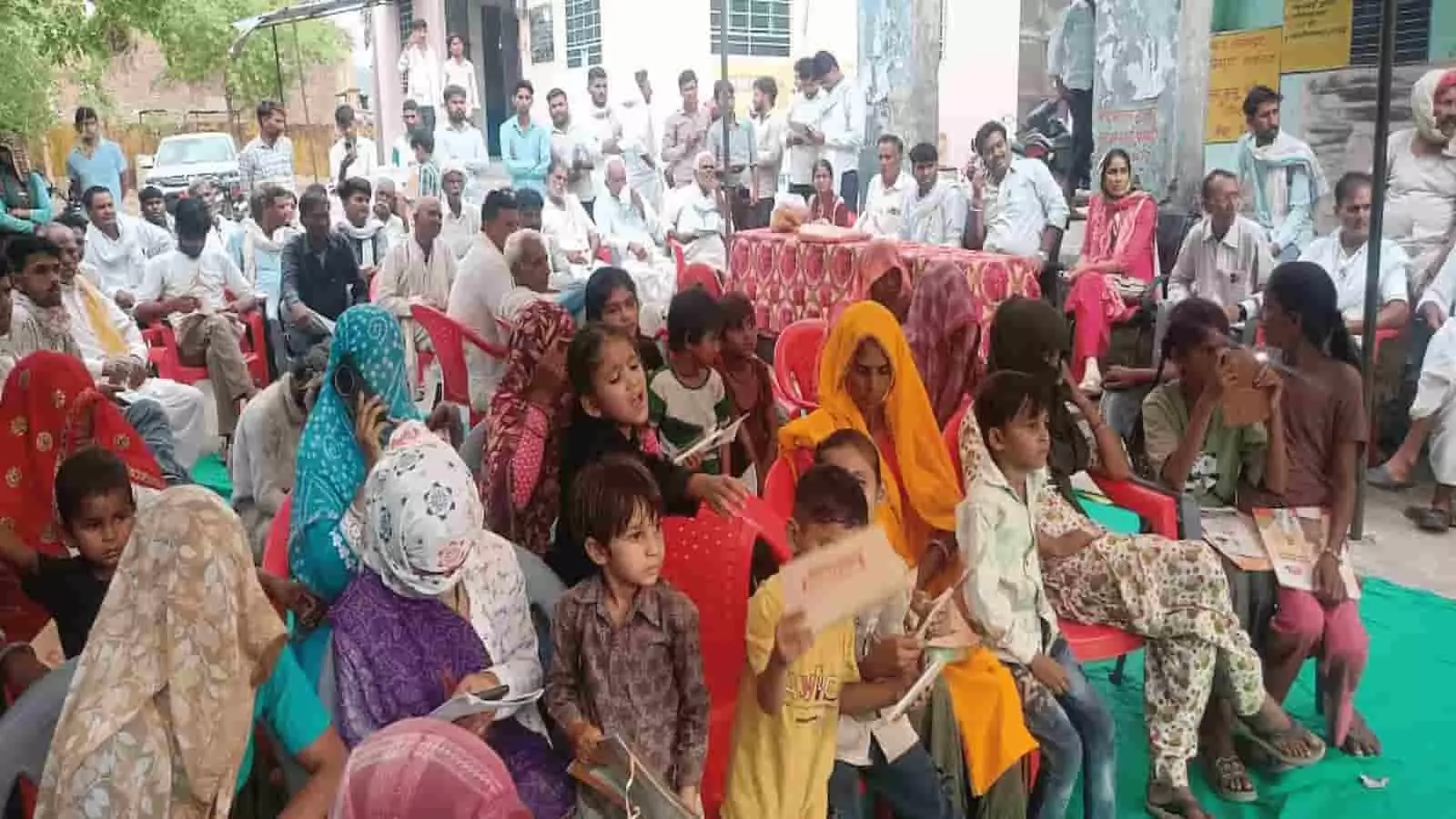 ग्राम पंचायत लाखनपुर में विकास रथ के पास खड़े प्रशासनिक अधिकारी और ग्रामीण सरकारी योजनाओं की जानकारी लेते हुए। ग्राम पंचायत लाखनपुर में विकास रथ के पास खड़े प्रशासनिक अधिकारी और ग्रामीण सरकारी योजनाओं की जानकारी लेते हुए।