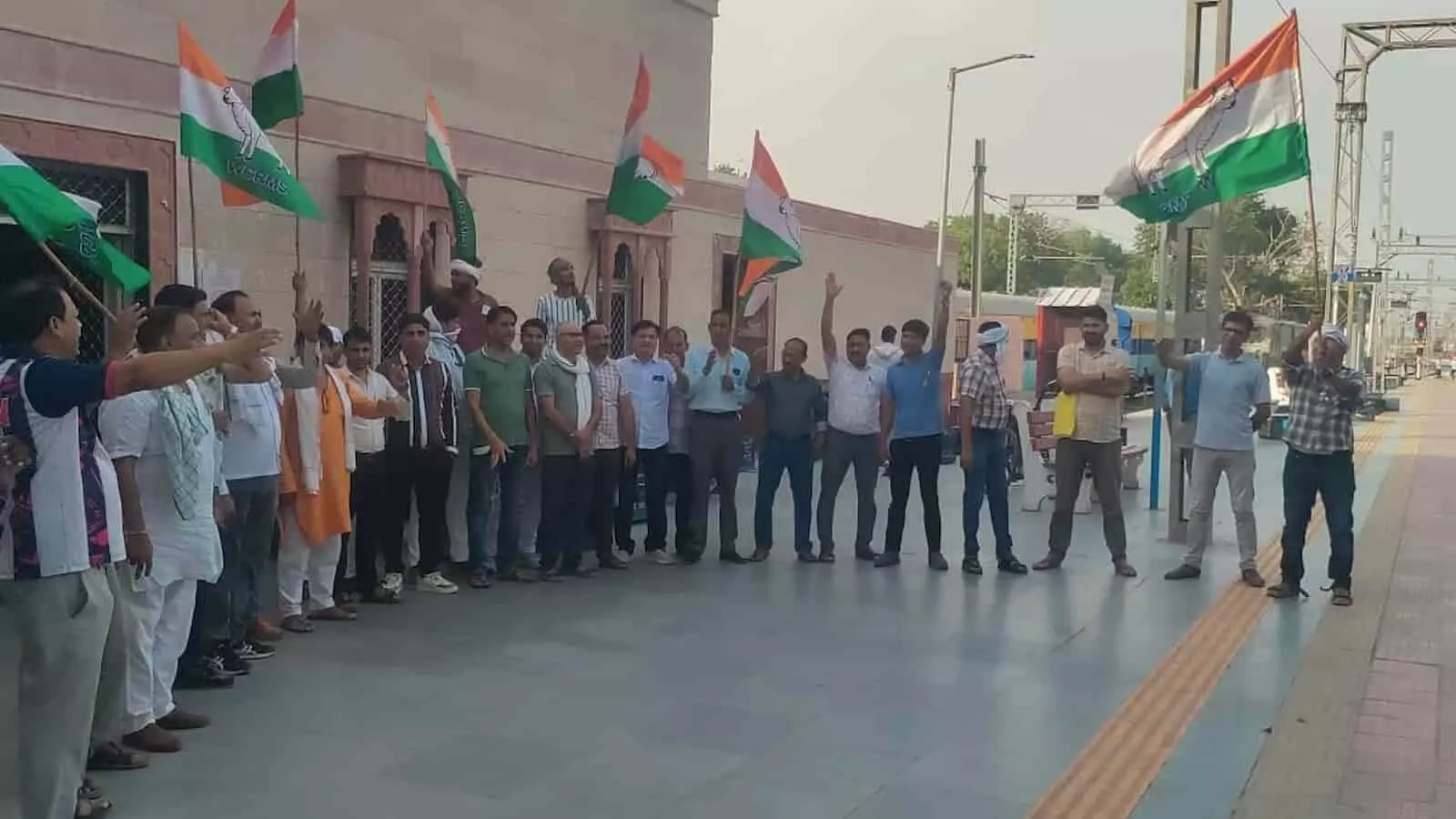 हाथों में झंडे लिए रेलवे कर्मचारी गंगापुर सिटी रेलवे स्टेशन परिसर में विरोध प्रदर्शन कर रहे हैं। हाथों में झंडे लिए रेलवे कर्मचारी गंगापुर सिटी रेलवे स्टेशन परिसर में विरोध प्रदर्शन कर रहे हैं।