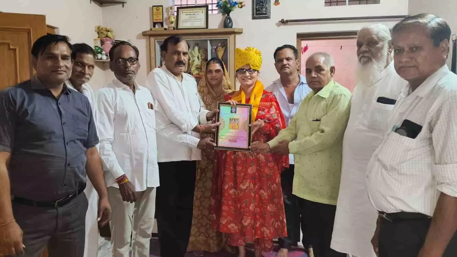 गंगापुर सिटी में सर्व ब्राह्मण महासभा के पदाधिकारी आरएएस चयनित शालिनी शर्मा को स्मृति चिन्ह देकर सम्मानित करते हुए। गंगापुर सिटी में सर्व ब्राह्मण महासभा के पदाधिकारी आरएएस चयनित शालिनी शर्मा को स्मृति चिन्ह देकर सम्मानित करते हुए।