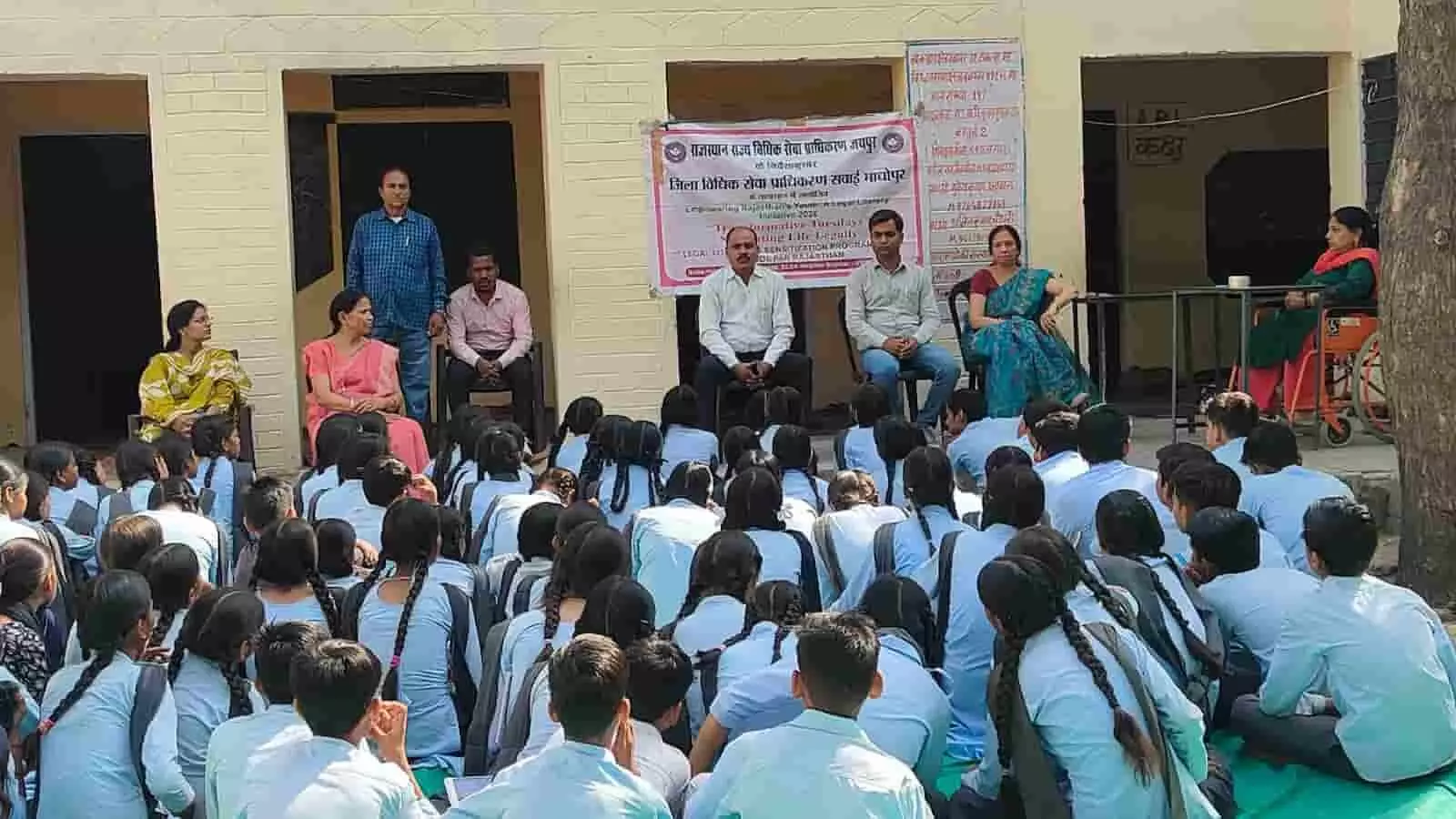 कुतलपुरा जाटान स्कूल में साइबर जागरूकता शिविर के दौरान मंच पर बैठे अधिकारी और सामने बैठे छात्र-छात्राएं। कुतलपुरा जाटान स्कूल में साइबर जागरूकता शिविर के दौरान मंच पर बैठे अधिकारी और सामने बैठे छात्र-छात्राएं।