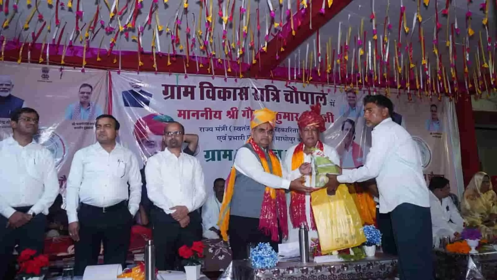गंगापुर सिटी की चूली ग्राम पंचायत में मंत्री गौतम कुमार दक लाभार्थियों को निक्षय किट प्रदान करते हुए। गंगापुर सिटी की चूली ग्राम पंचायत में मंत्री गौतम कुमार दक लाभार्थियों को निक्षय किट प्रदान करते हुए।