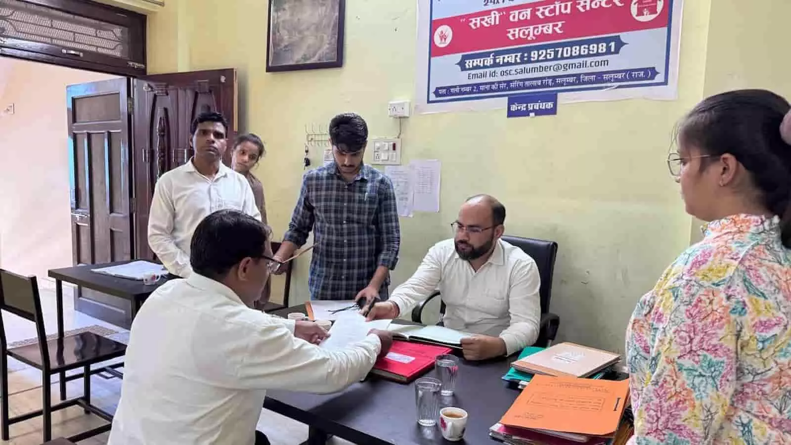 सलूम्बर वन स्टॉप सेंटर में सचिव विनीत कुमार अधिकारियों के साथ फाइलों की जांच और निरीक्षण करते हुए। सलूम्बर वन स्टॉप सेंटर में सचिव विनीत कुमार अधिकारियों के साथ फाइलों की जांच और निरीक्षण करते हुए।