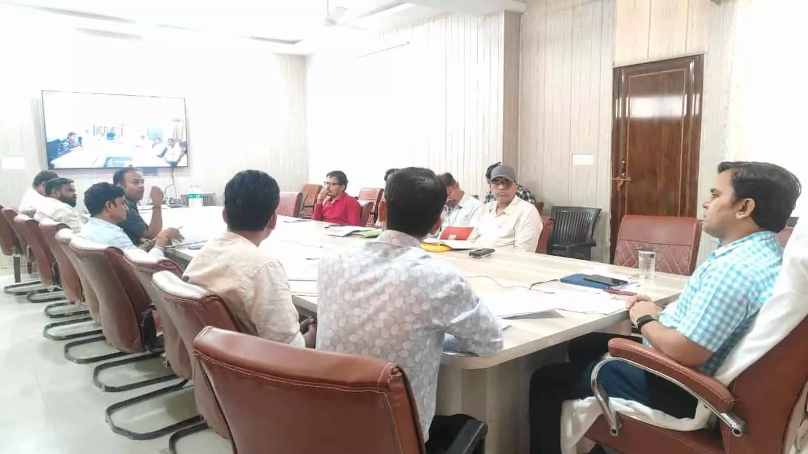 सलूम्बर जिला मुख्यालय के बैठक कक्ष में एडीएम और विभिन्न विभागों के अधिकारी विकास योजनाओं की प्रगति पर चर्चा कर रहे हैं। सलूम्बर जिला मुख्यालय के बैठक कक्ष में एडीएम और विभिन्न विभागों के अधिकारी विकास योजनाओं की प्रगति पर चर्चा कर रहे हैं।