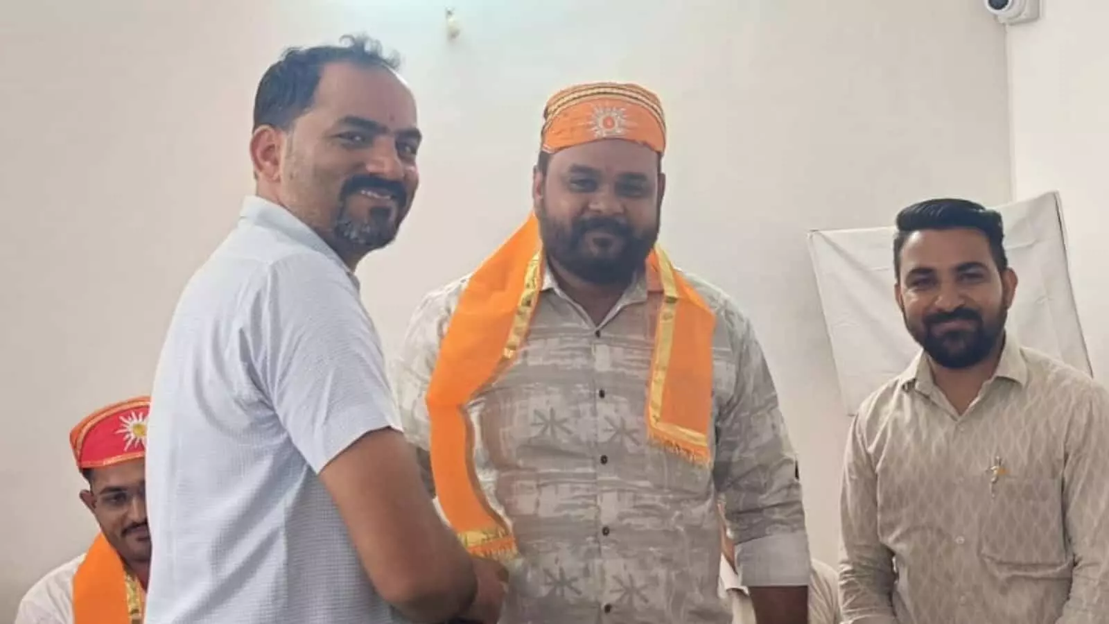 दक्ष स्टडी सेंटर सलूम्बर में आयोजित सेमिनार के दौरान आरएएस प्रदीप जोशी का स्वागत करते हुए अन्य व्यक्ति। दक्ष स्टडी सेंटर सलूम्बर में आयोजित सेमिनार के दौरान आरएएस प्रदीप जोशी का स्वागत करते हुए अन्य व्यक्ति।