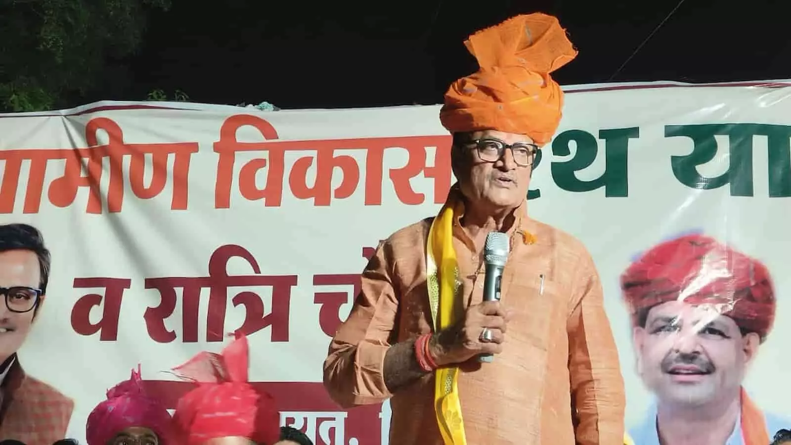 ग्रामीण विकास रथ यात्रा के बैनर के सामने भाषण देते राजेंद्र राठौड़ सिंहपुर चित्तौड़गढ़ में। ग्रामीण विकास रथ यात्रा के बैनर के सामने भाषण देते राजेंद्र राठौड़ सिंहपुर चित्तौड़गढ़ में।