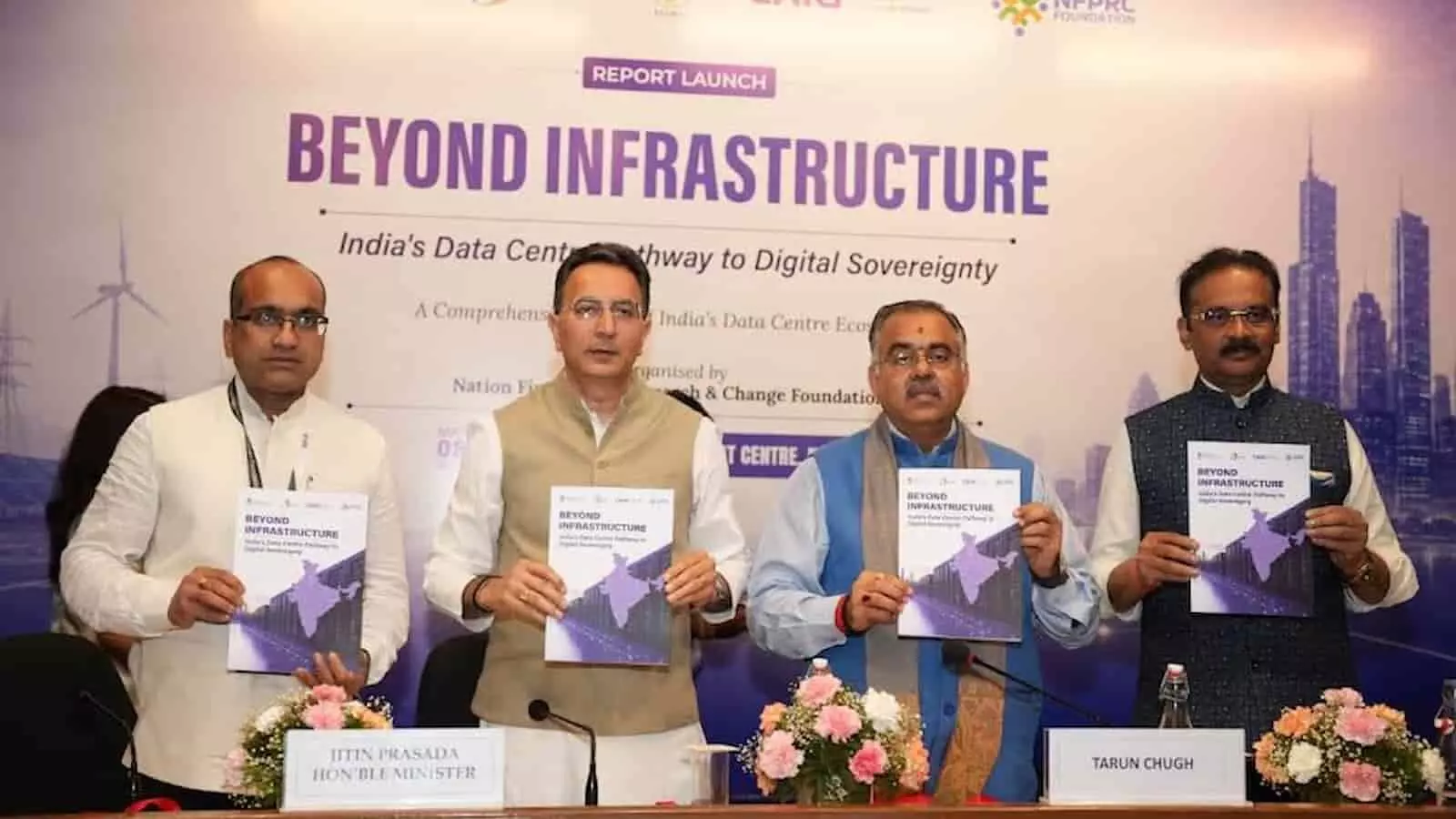 इंडिया हैबिटेट सेंटर में केंद्रीय मंत्री जितिन प्रसाद और अन्य अतिथि भारत के डेटा सेंटर पर रणनीतिक रिपोर्ट लॉन्च कर रहे हैं। इंडिया हैबिटेट सेंटर में केंद्रीय मंत्री जितिन प्रसाद और अन्य अतिथि भारत के डेटा सेंटर पर रणनीतिक रिपोर्ट लॉन्च कर रहे हैं।