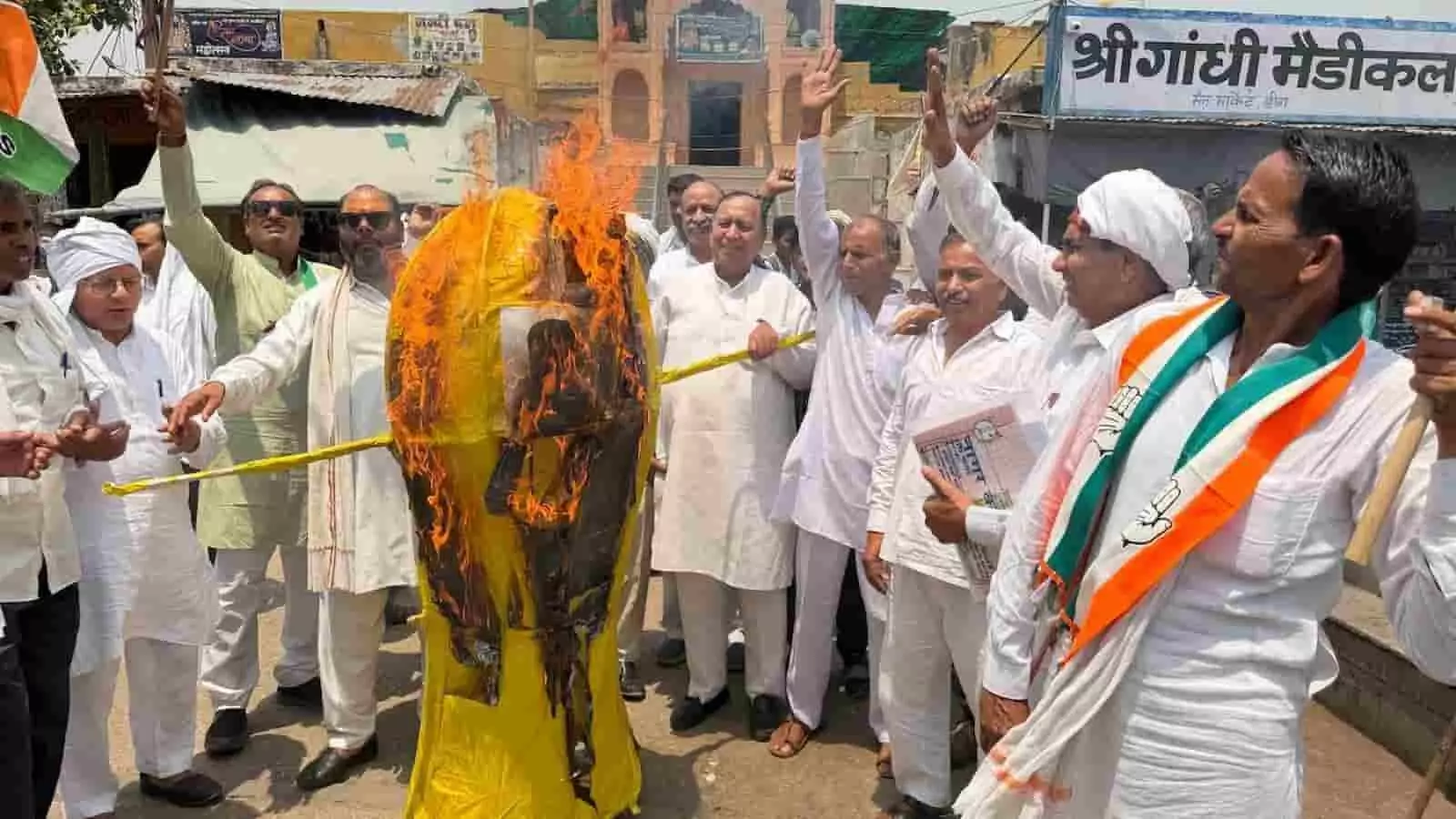 डीग में कांग्रेस कार्यकर्ता नीट 2026 पेपर लीक के विरोध में शिक्षा मंत्री का पुतला जला रहे हैं। डीग में कांग्रेस कार्यकर्ता नीट 2026 पेपर लीक के विरोध में शिक्षा मंत्री का पुतला जला रहे हैं।