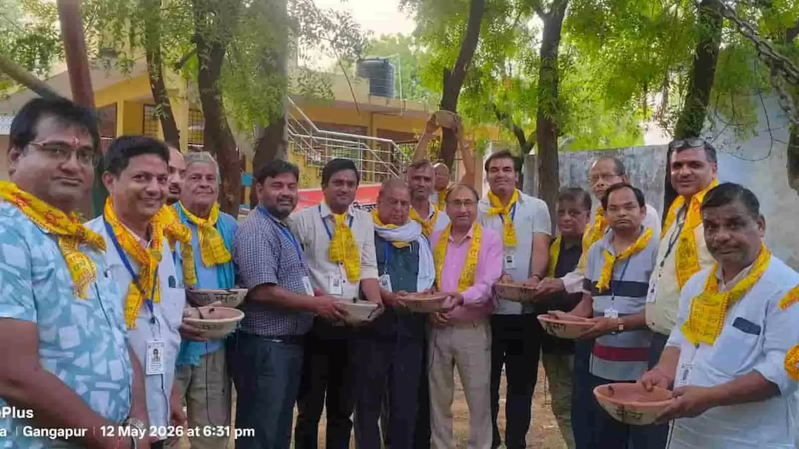गंगापुर सिटी के पार्क में परिंडे थामे स्वदेशी जागरण मंच के कार्यकर्ता पक्षी संरक्षण अभियान के दौरान। गंगापुर सिटी के पार्क में परिंडे थामे स्वदेशी जागरण मंच के कार्यकर्ता पक्षी संरक्षण अभियान के दौरान।
