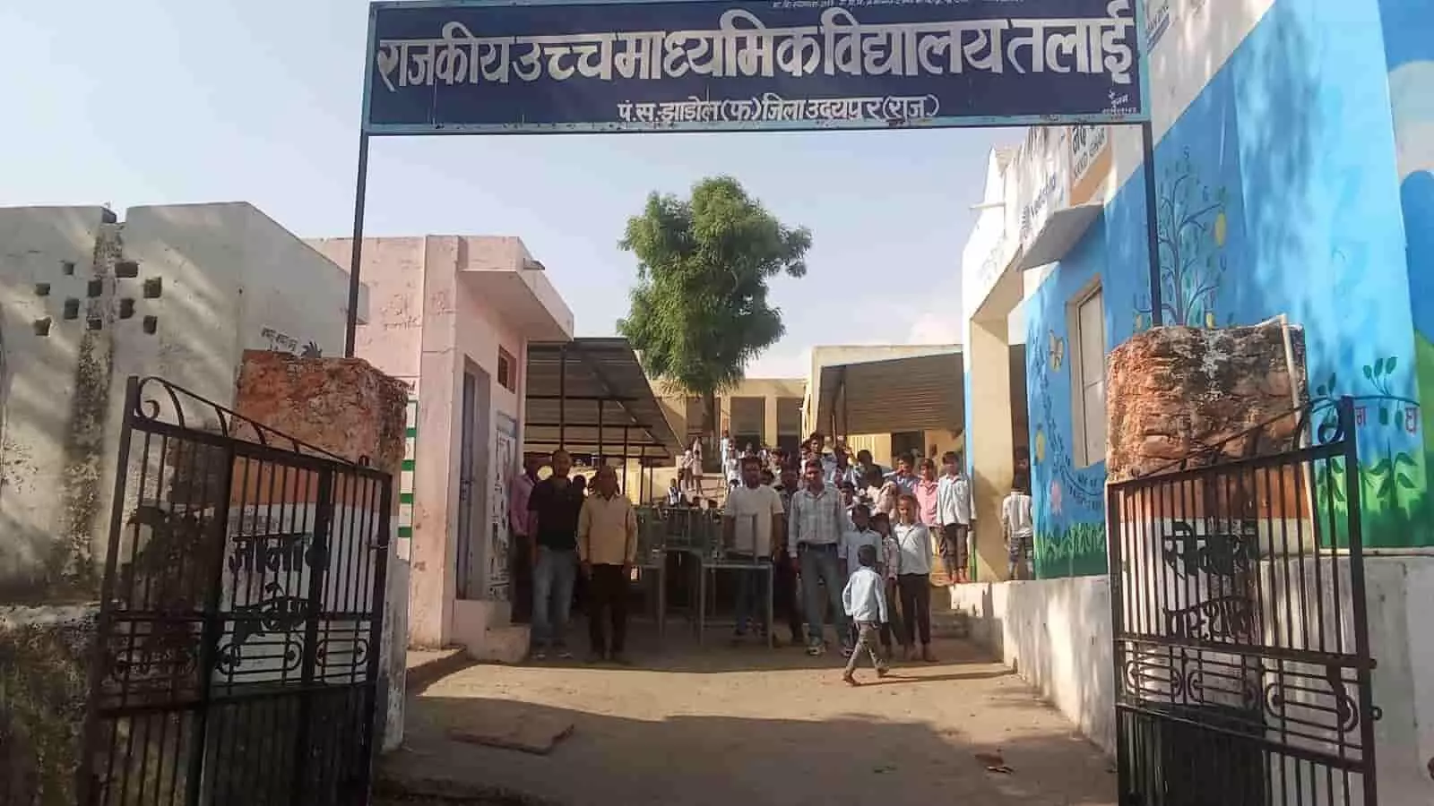 राजकीय उच्च माध्यमिक विद्यालय तलाई में नए फर्नीचर के साथ समूह में खड़े छात्र और ग्रामीण। राजकीय उच्च माध्यमिक विद्यालय तलाई में नए फर्नीचर के साथ समूह में खड़े छात्र और ग्रामीण।