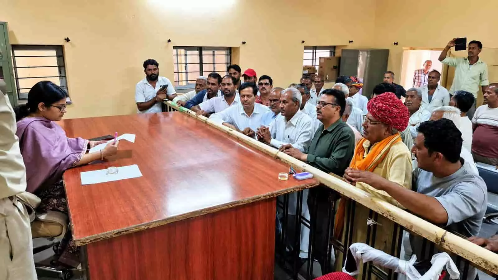 मांडल उपखंड कार्यालय में अधिकारी को ज्ञापन देते हुए किसान और ग्रामीण जनप्रतिनिधि। मांडल उपखंड कार्यालय में अधिकारी को ज्ञापन देते हुए किसान और ग्रामीण जनप्रतिनिधि।