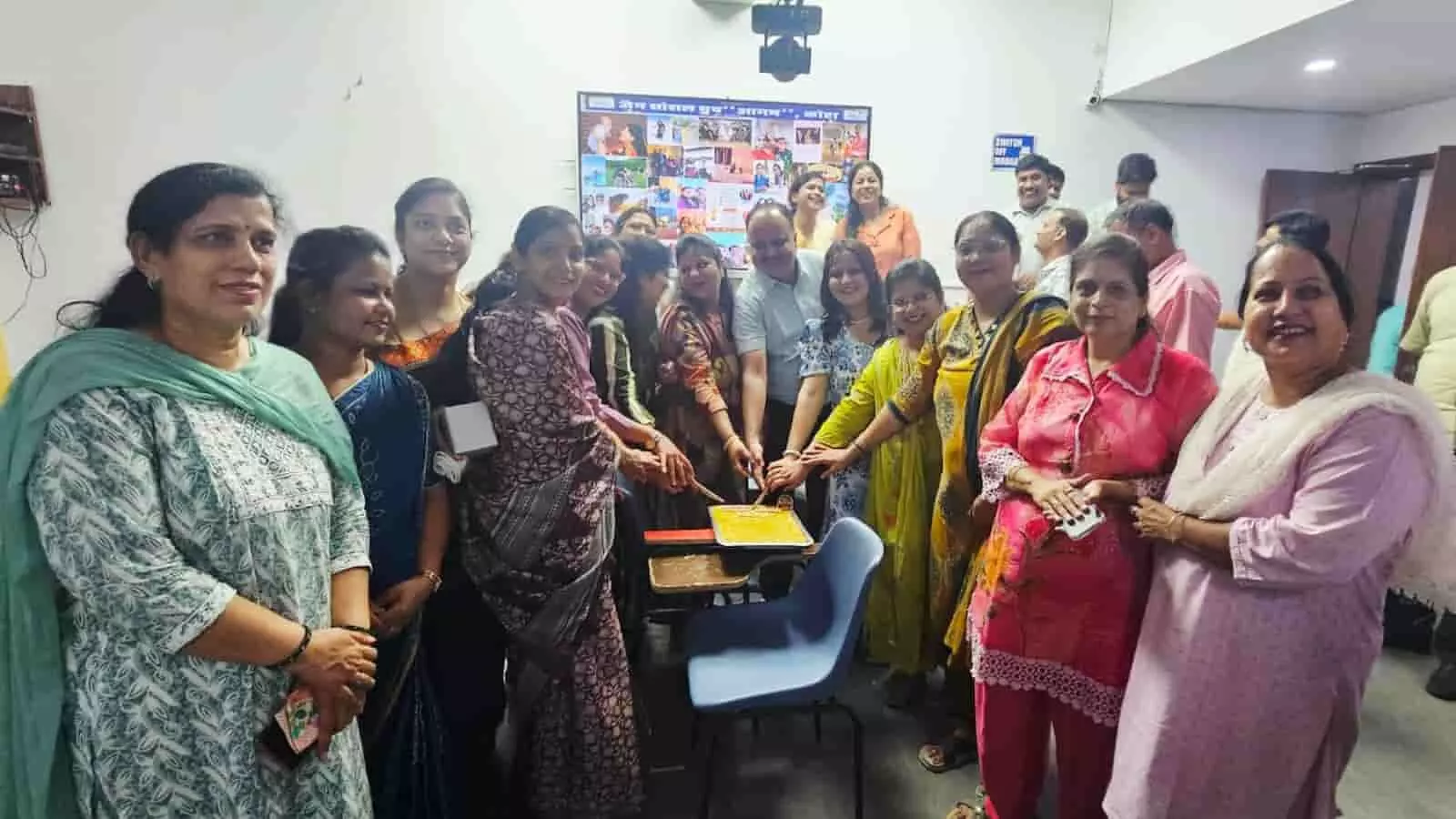 कोटा में जैन सोशल ग्रुप आगम की वार्षिक सभा में निर्वाचित अध्यक्ष और सदस्य मिष्ठान वितरण कर रहे हैं। कोटा में जैन सोशल ग्रुप आगम की वार्षिक सभा में निर्वाचित अध्यक्ष और सदस्य मिष्ठान वितरण कर रहे हैं।