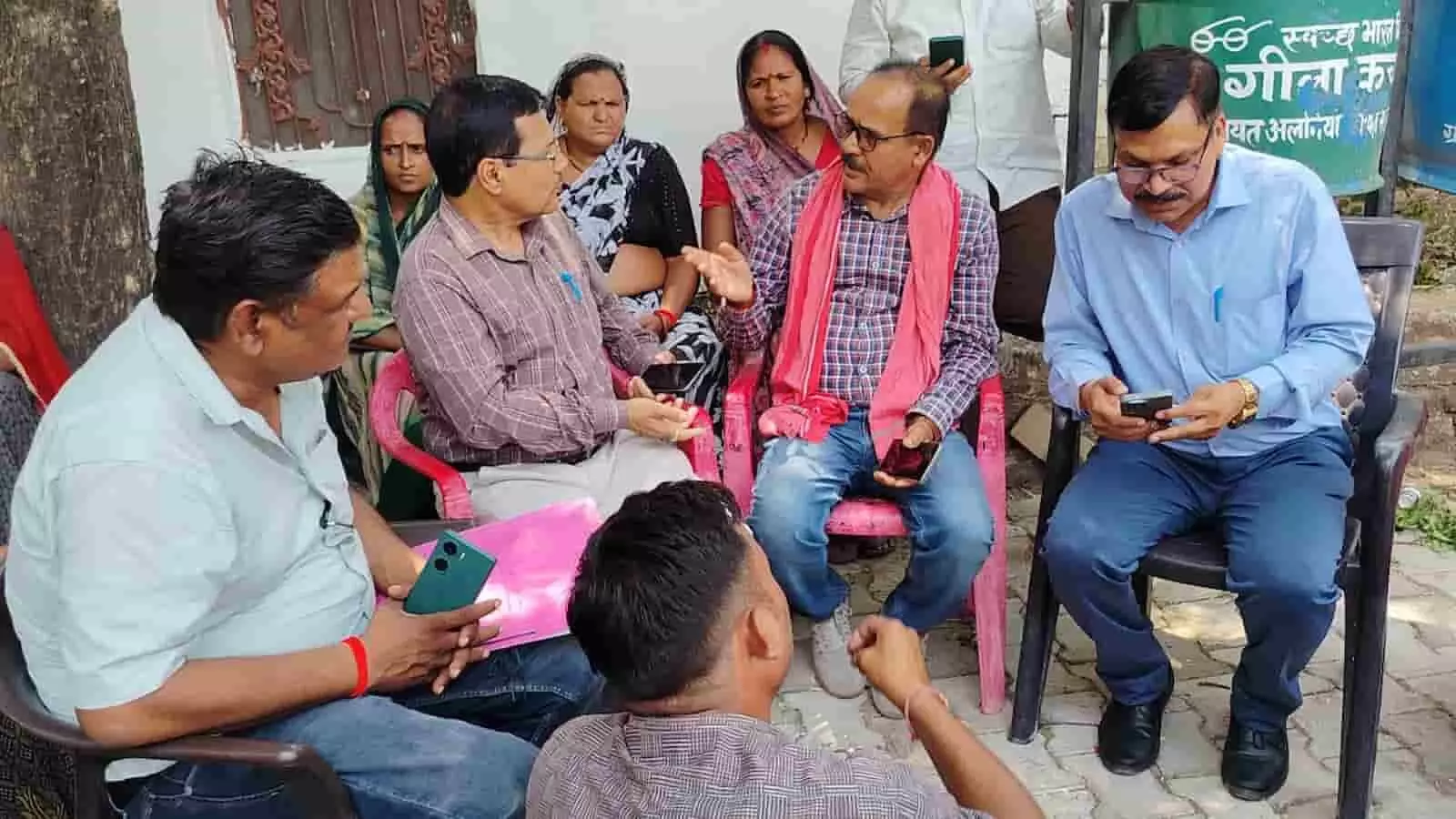 आलनिया ग्राम पंचायत परिसर में प्रदर्शनकारी महिलाओं के साथ बैठक कर बातचीत करते हुए लोकपाल और प्रशासनिक अधिकारी। आलनिया ग्राम पंचायत परिसर में प्रदर्शनकारी महिलाओं के साथ बैठक कर बातचीत करते हुए लोकपाल और प्रशासनिक अधिकारी।