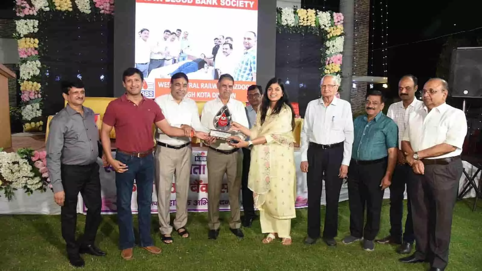 कोटा में आयोजित सम्मान समारोह के दौरान मंच पर ट्रॉफी प्राप्त करते रक्तदान संस्थाओं के प्रतिनिधि और केबीबीएस पदाधिकारी। कोटा में आयोजित सम्मान समारोह के दौरान मंच पर ट्रॉफी प्राप्त करते रक्तदान संस्थाओं के प्रतिनिधि और केबीबीएस पदाधिकारी।