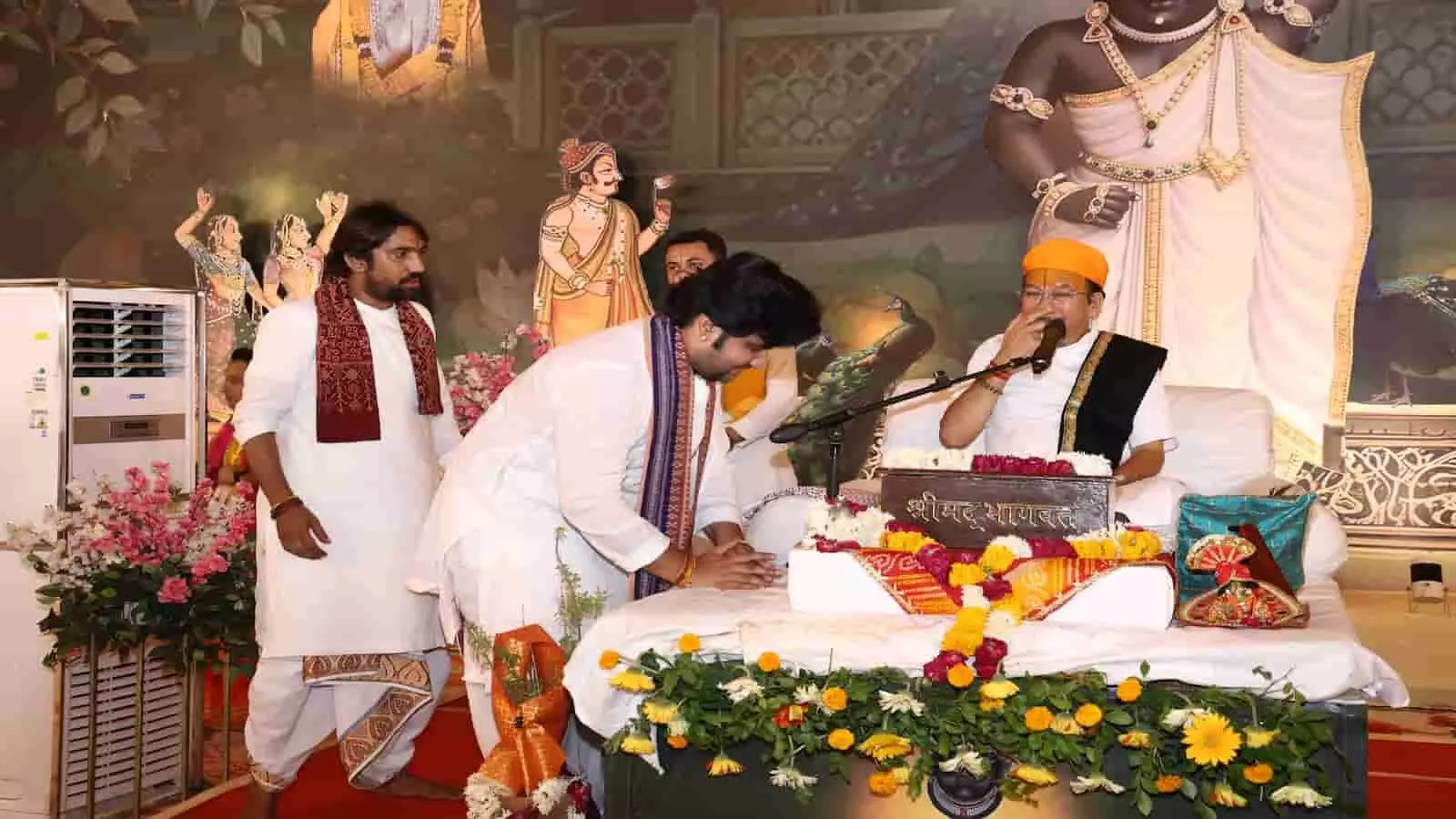 कोटा के कॉमर्स कॉलेज मैदान में श्रीमद्भागवत कथा पंडाल में बैठे श्रद्धालु कृष्ण जन्मोत्सव मना रहे हैं कोटा के कॉमर्स कॉलेज मैदान में श्रीमद्भागवत कथा पंडाल में बैठे श्रद्धालु कृष्ण जन्मोत्सव मना रहे हैं