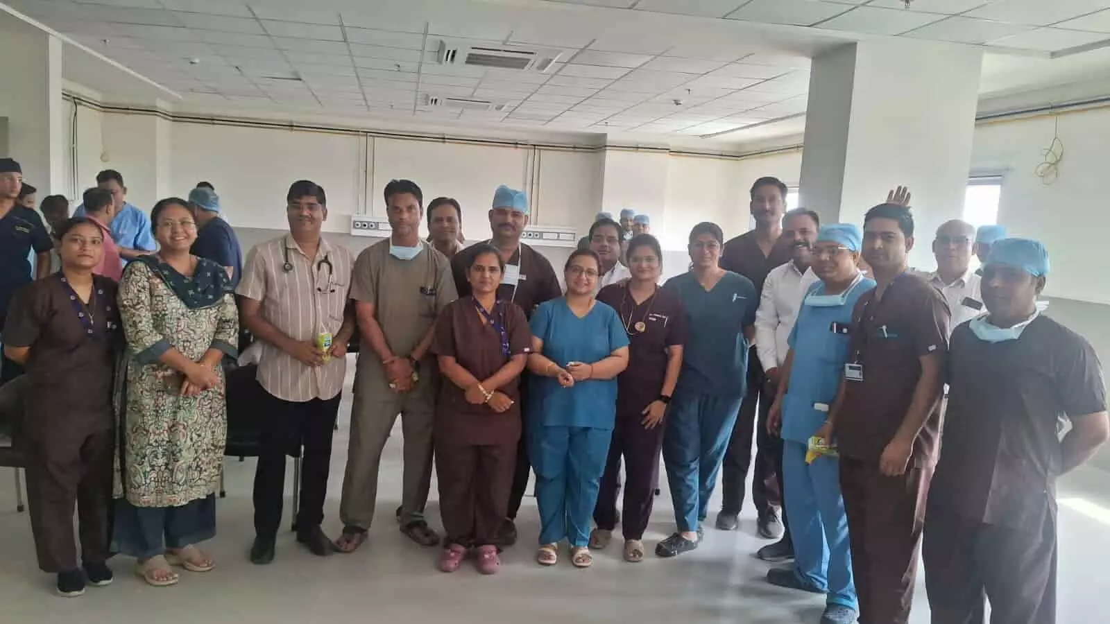 अस्पताल परिसर के भीतर अंतर्राष्ट्रीय नर्सेज़ दिवस कार्यक्रम के दौरान खड़े हुए नर्सिंग स्टाफ और डॉक्टर्स का समूह। अस्पताल परिसर के भीतर अंतर्राष्ट्रीय नर्सेज़ दिवस कार्यक्रम के दौरान खड़े हुए नर्सिंग स्टाफ और डॉक्टर्स का समूह।