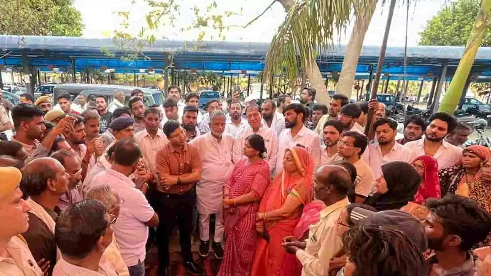 कोटा मेडिकल कॉलेज के बाहर धरने पर बैठीं राखी गौतम और कांग्रेस नेता प्रशासनिक अधिकारियों से वार्ता करते हुए। कोटा मेडिकल कॉलेज के बाहर धरने पर बैठीं राखी गौतम और कांग्रेस नेता प्रशासनिक अधिकारियों से वार्ता करते हुए।