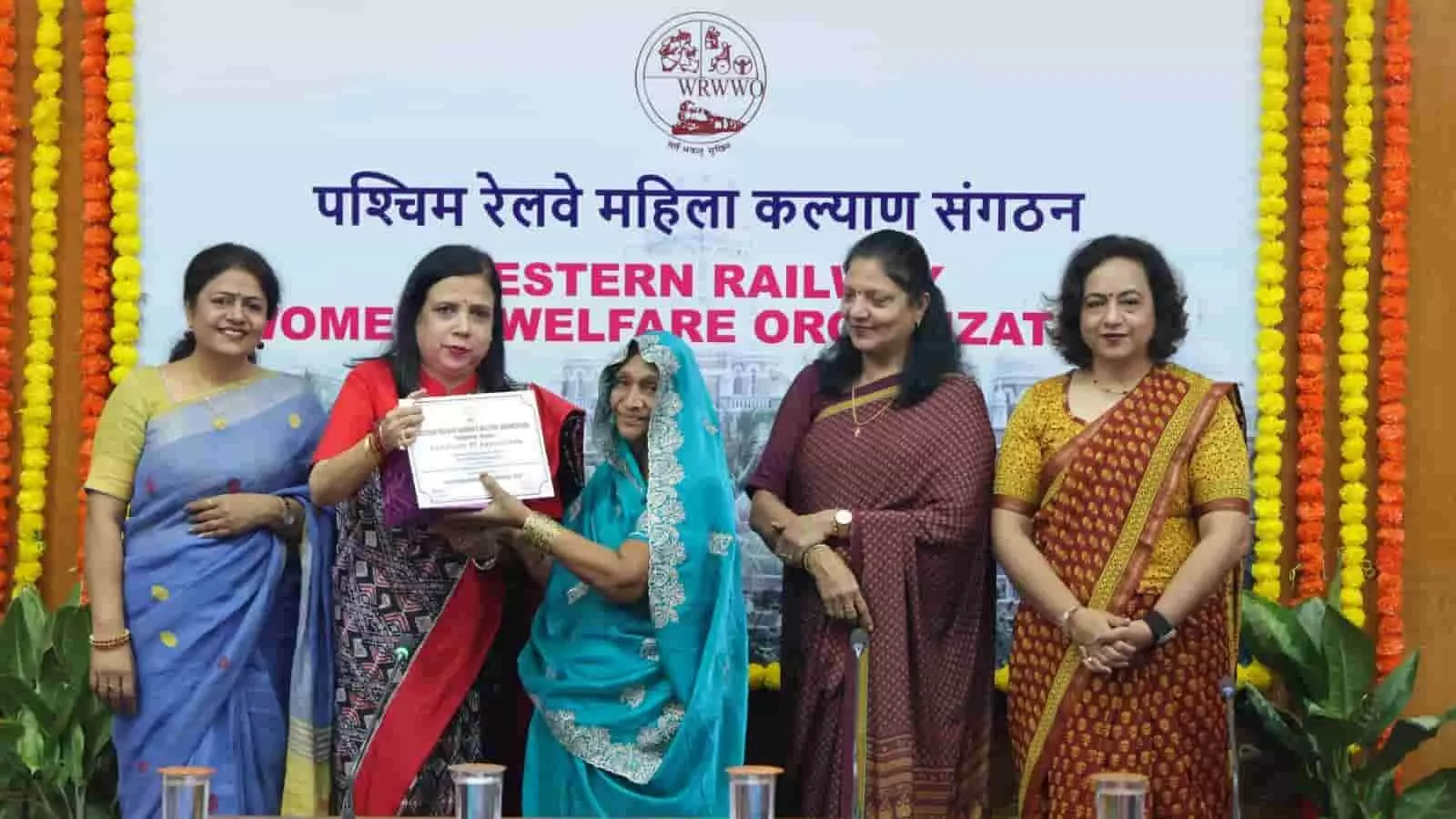 पश्चिम रेलवे महिला कल्याण संगठन की अध्यक्षा मुंबई में महिला रेल कर्मचारी को योग्यता प्रमाण पत्र सौंपते हुए। पश्चिम रेलवे महिला कल्याण संगठन की अध्यक्षा मुंबई में महिला रेल कर्मचारी को योग्यता प्रमाण पत्र सौंपते हुए।