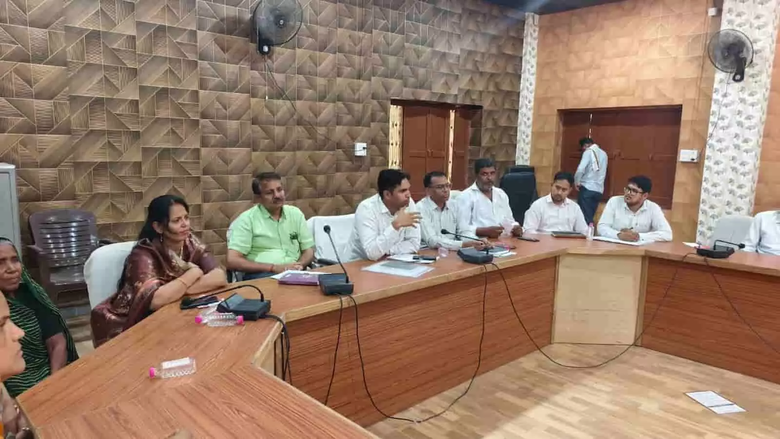 बेगूं नगर पालिका बैठक में अधिकारी और जनप्रतिनिधि विजन-2047 विकास कार्ययोजना पर विचार-विमर्श कर रहे हैं। बेगूं नगर पालिका बैठक में अधिकारी और जनप्रतिनिधि विजन-2047 विकास कार्ययोजना पर विचार-विमर्श कर रहे हैं।
