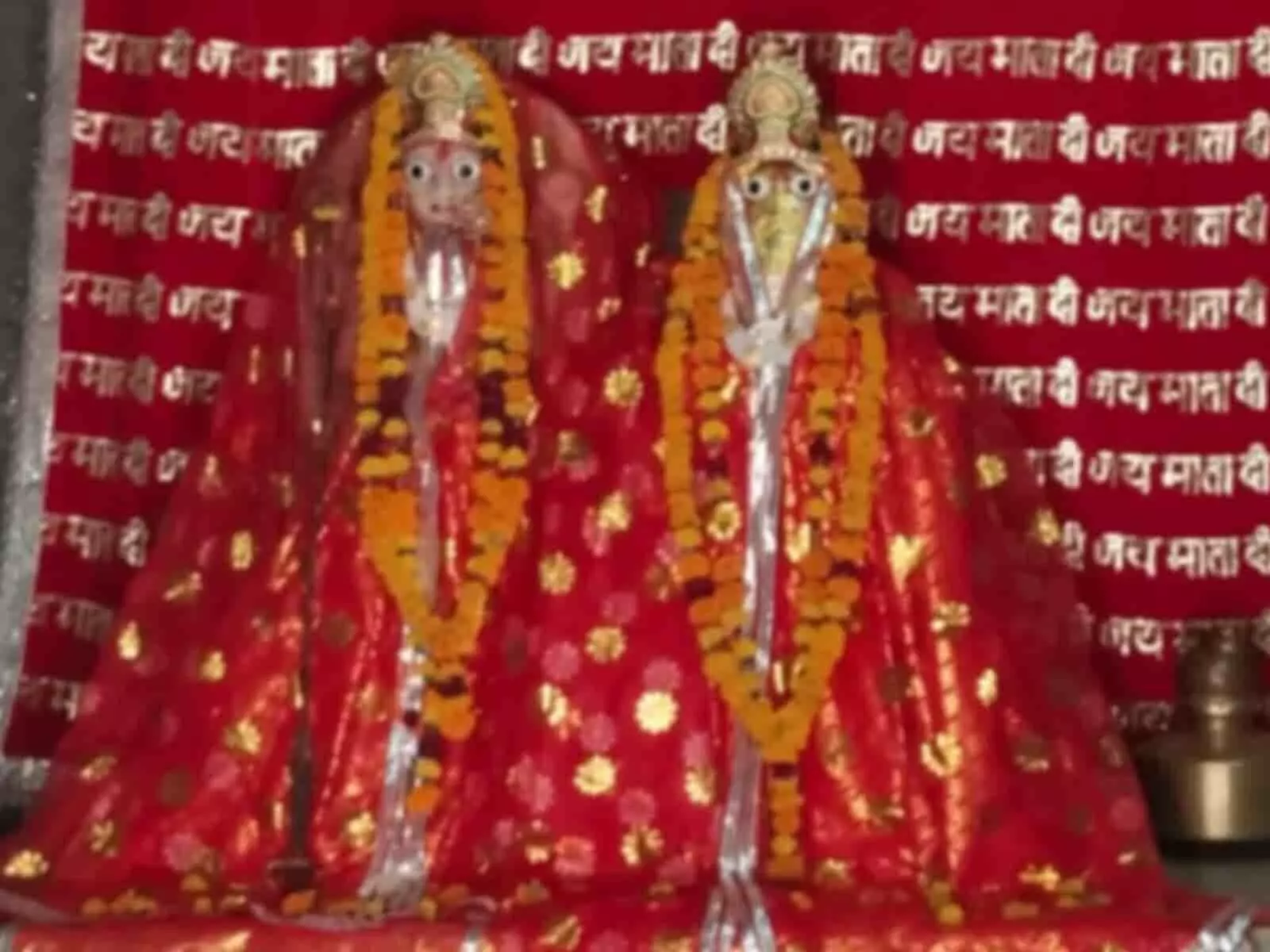 महुड़ा के श्री पिपलाज माताजी मंदिर में फूलों और वस्त्रों से श्रृंगारित देवी की प्रतिमा दिख रही है। महुड़ा के श्री पिपलाज माताजी मंदिर में फूलों और वस्त्रों से श्रृंगारित देवी की प्रतिमा दिख रही है।